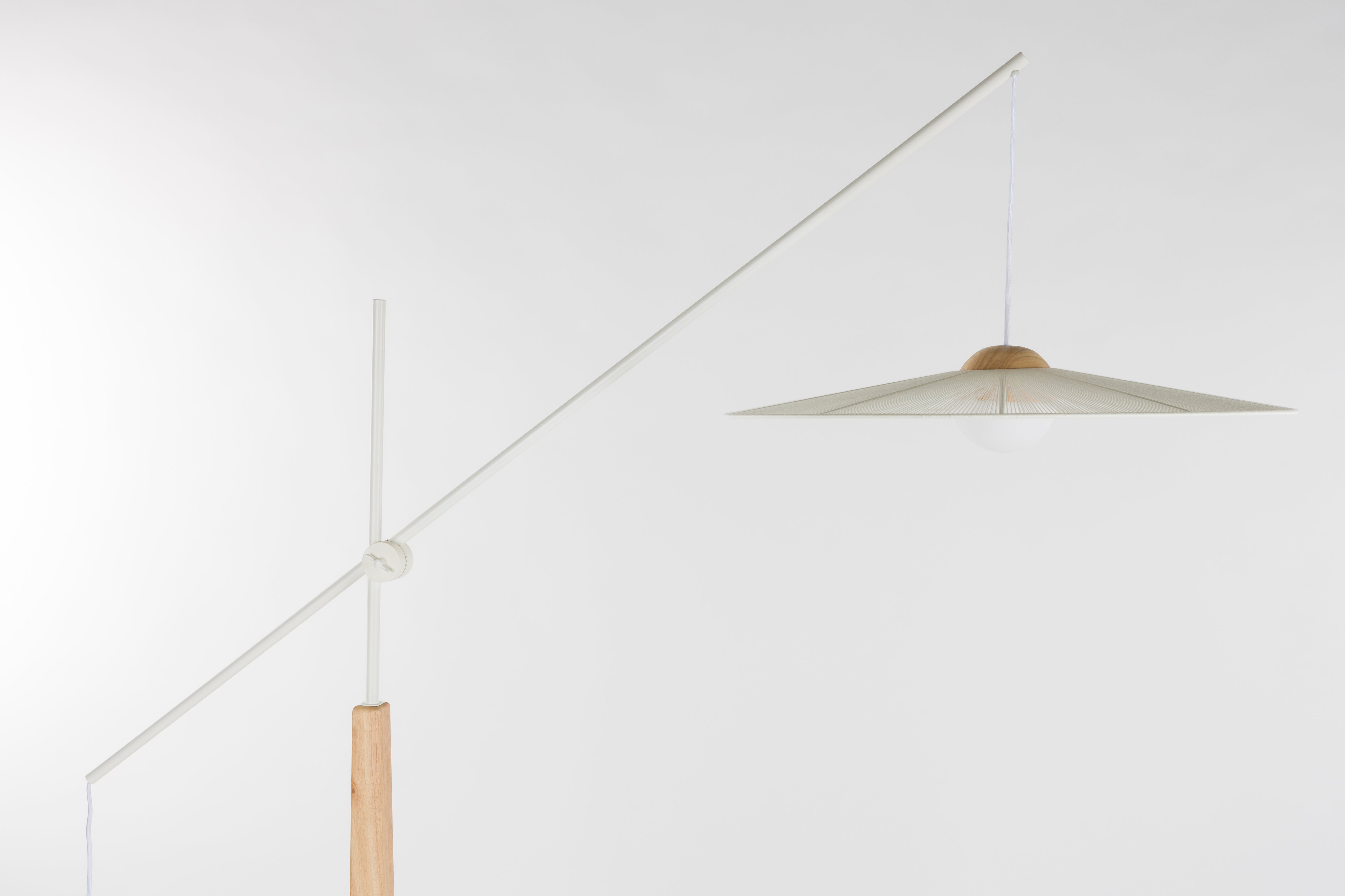 Stehlampe mit Ausleger BELLE gebrochenes Weiß