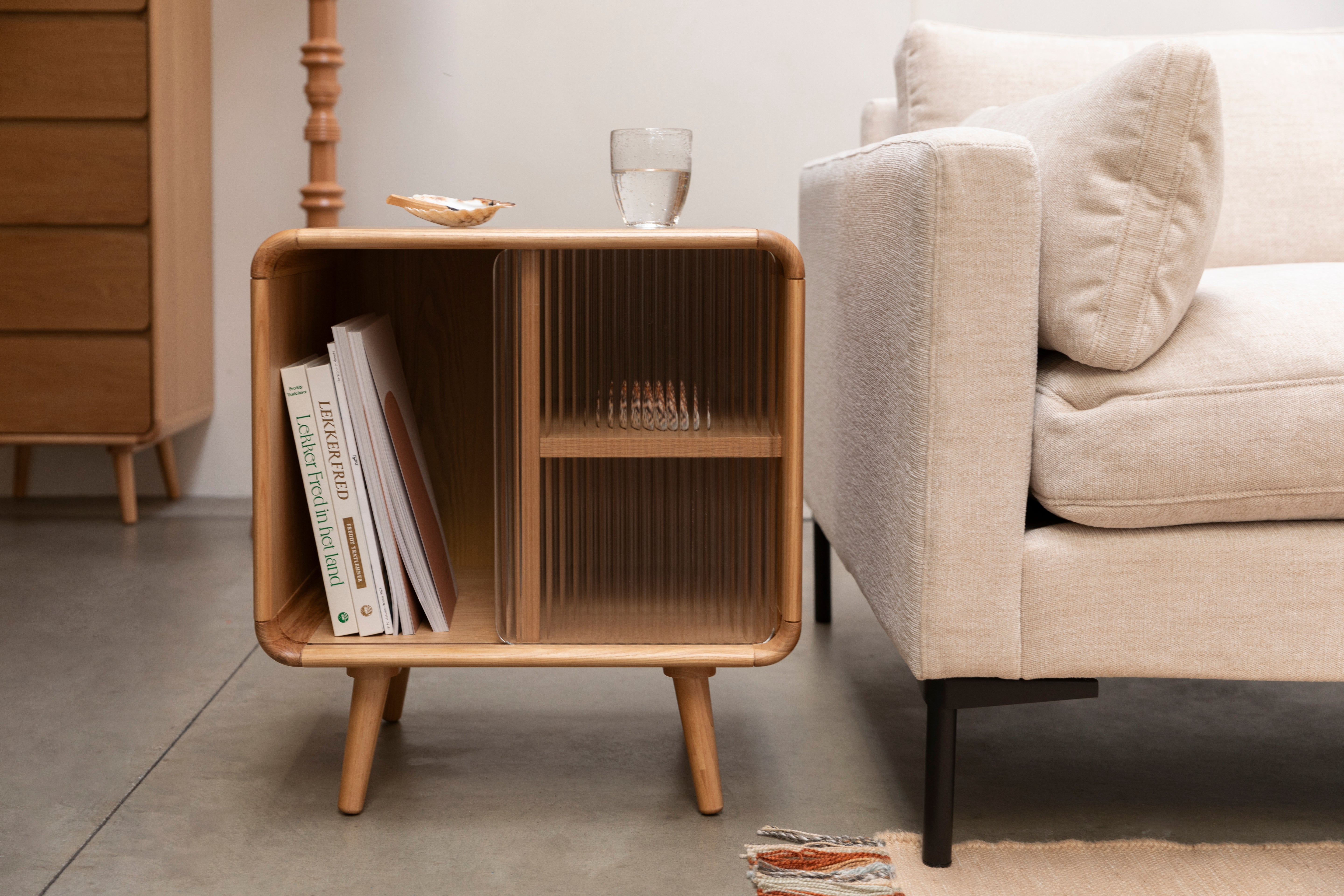 RISE Eichenfurnier-Schränke