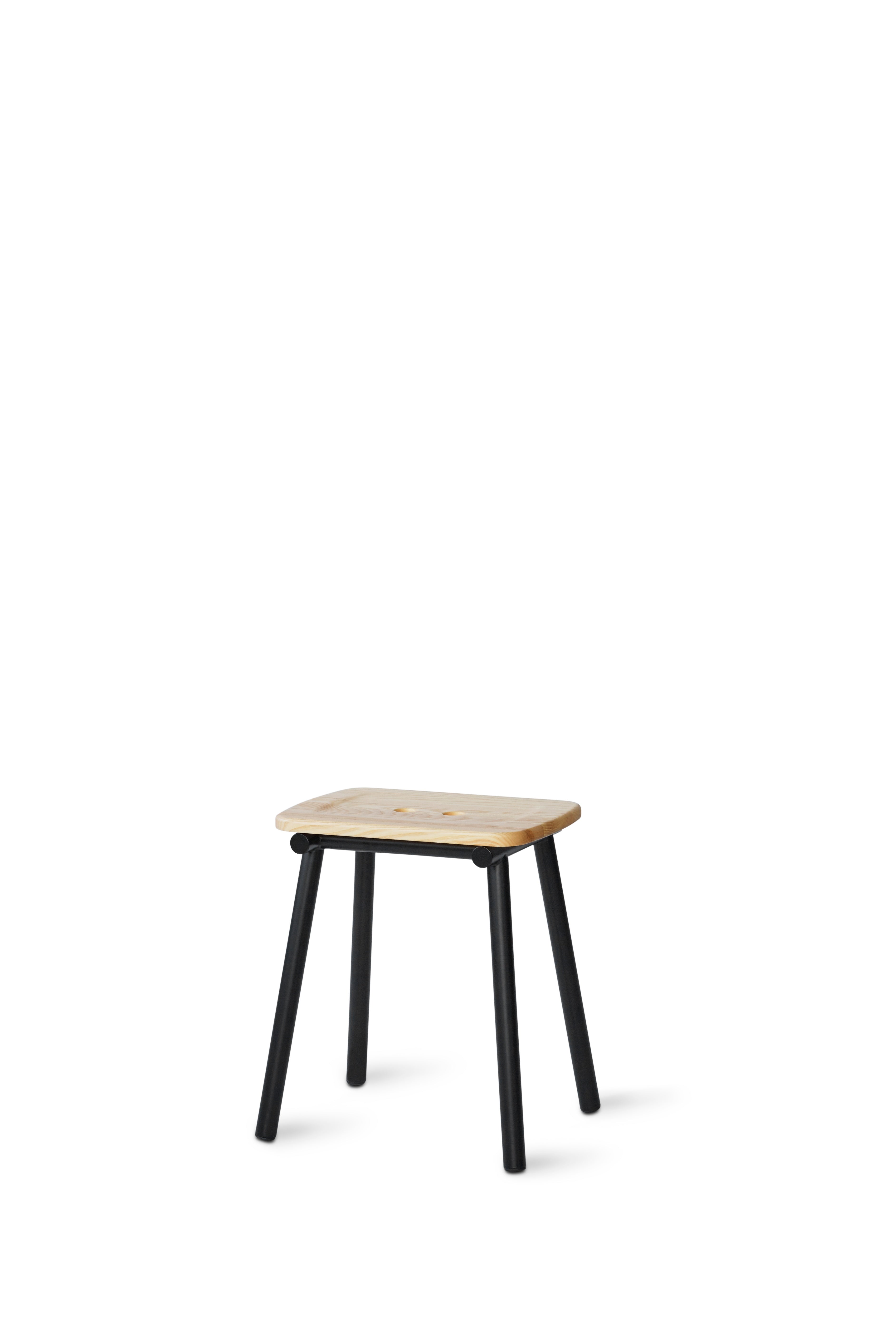 Hocker TUBBY TUBE natuurlijk esdoorn met zwarte basis