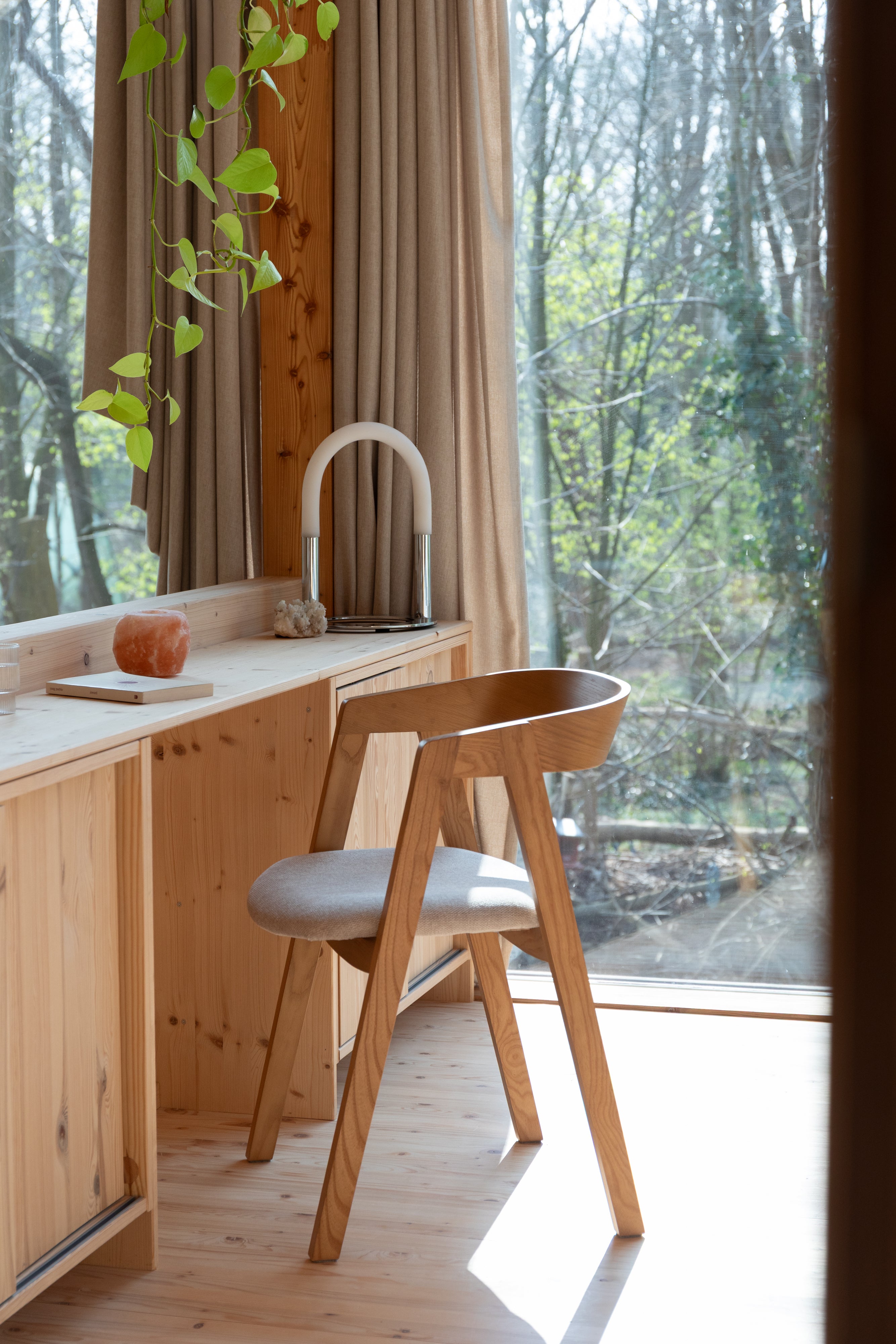 Stoel MADS van essenhout met een beige zitting