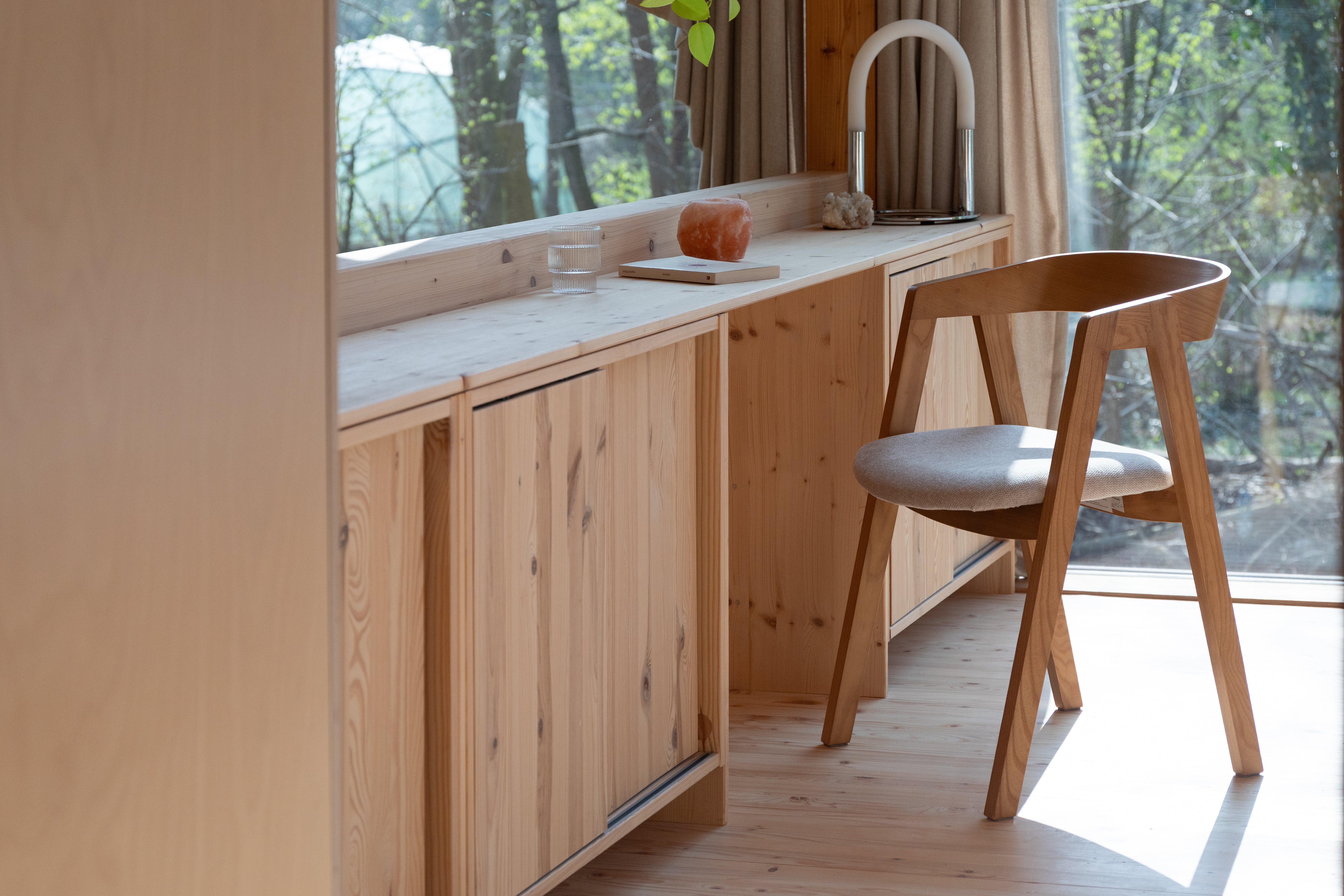 Stoel MADS van essenhout met een beige zitting