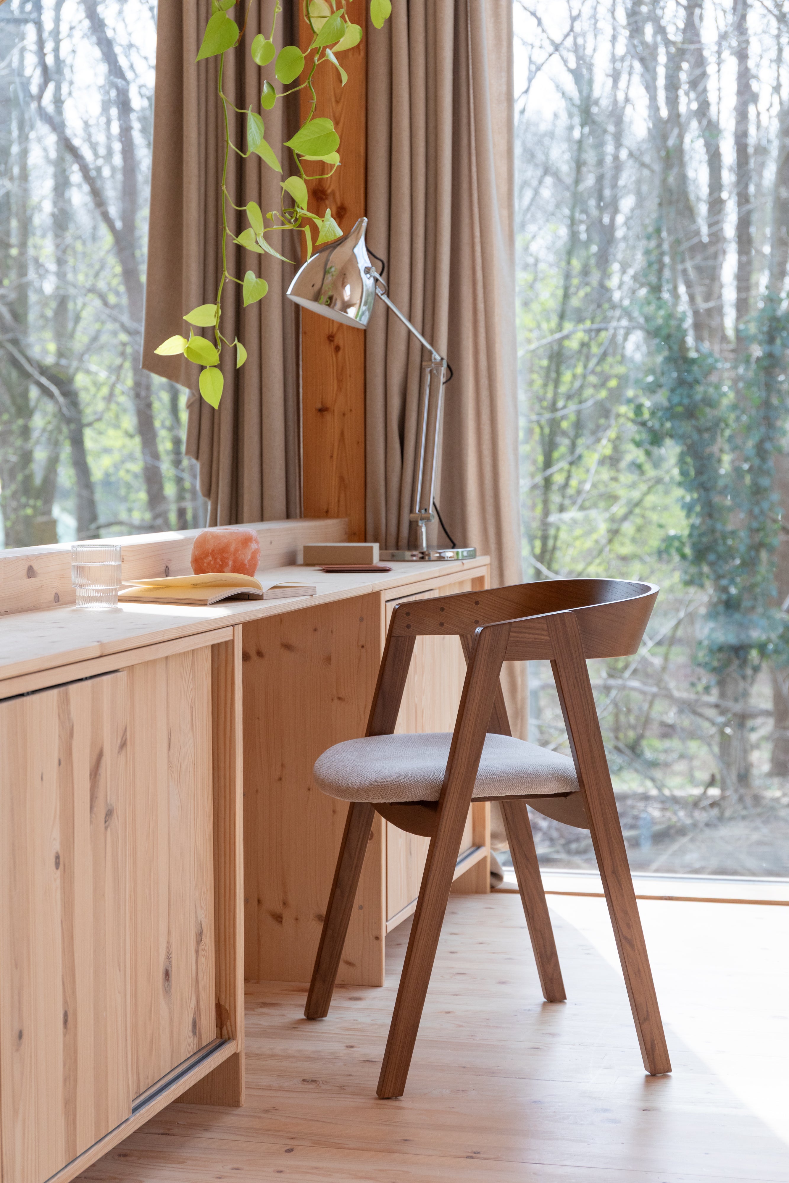 Stuhl MADS dunkelbraun mit beigem Sitzpolster