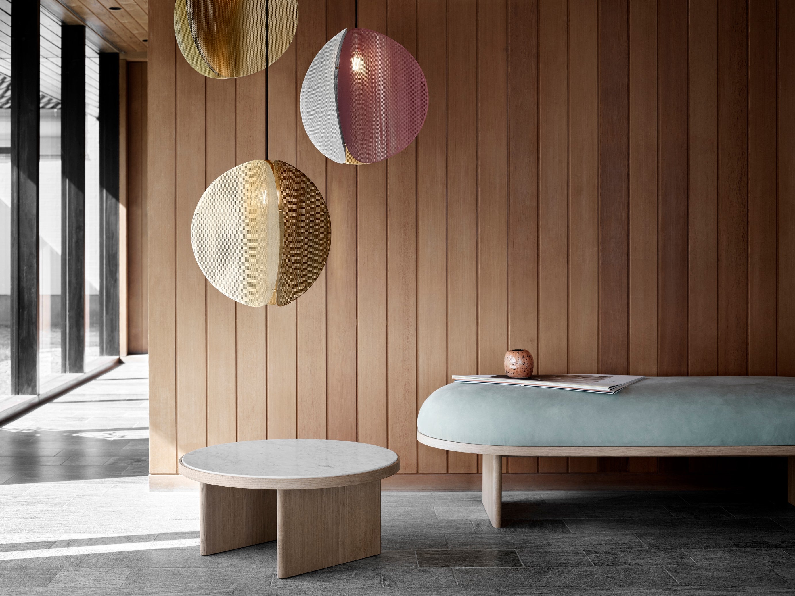 PROXIMA pendant lamp in brass with pink