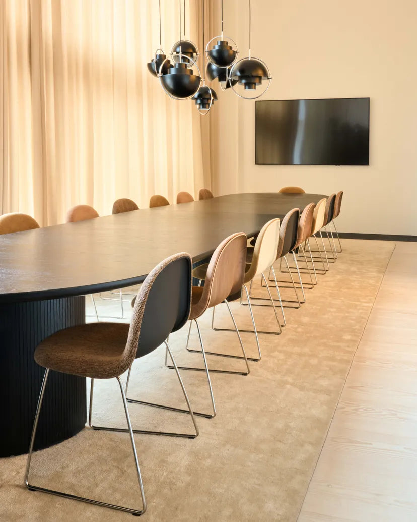 GUBI 3D gestoffeerde stoel met verchroomde basis