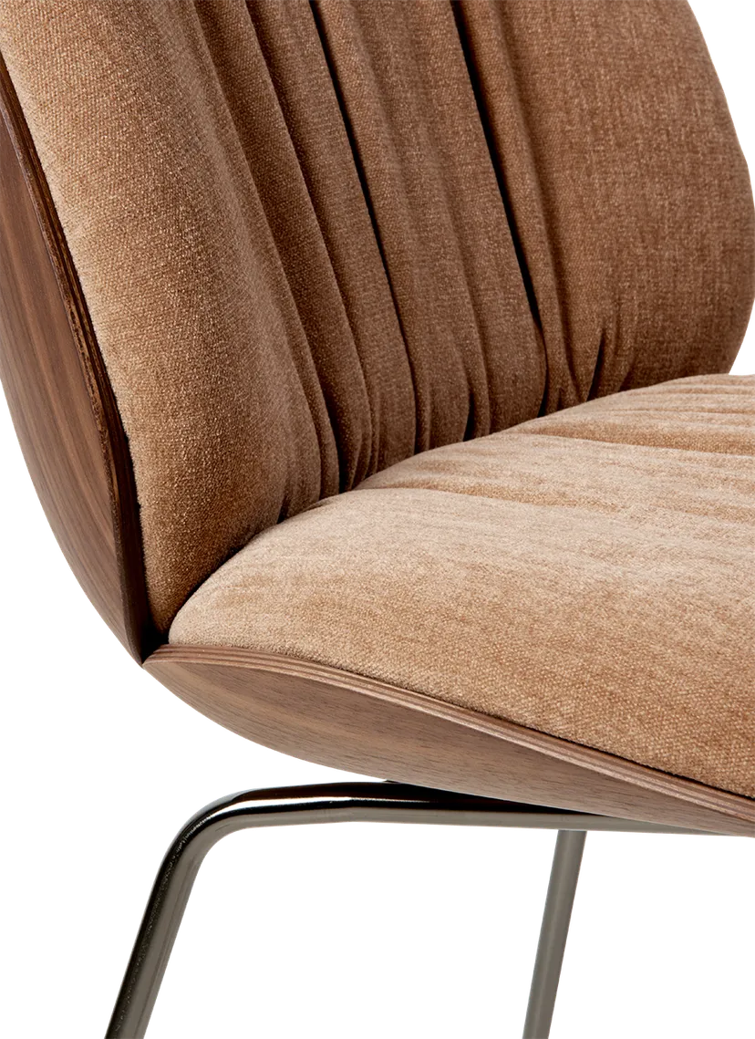 Barkruk BEETLE SOFT gestoffeerd met notenhout en een zwarte chroombasis