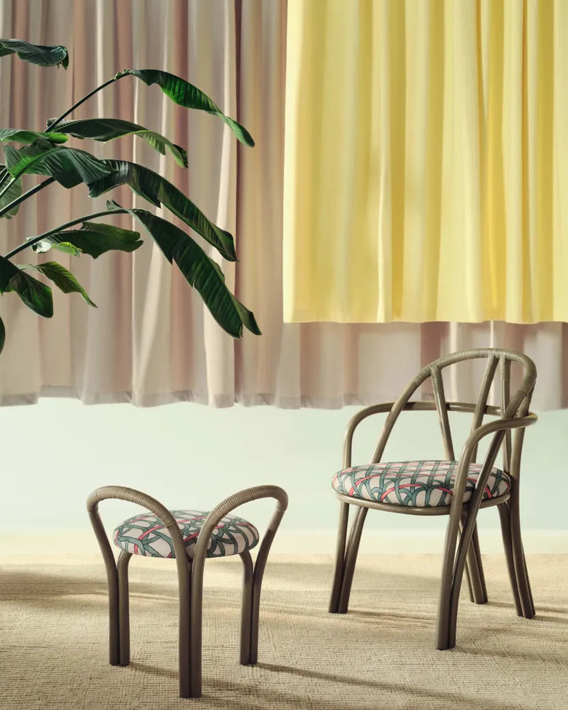 Gestoffeerde BISTRA kruk met olijfkleurige rieten basis