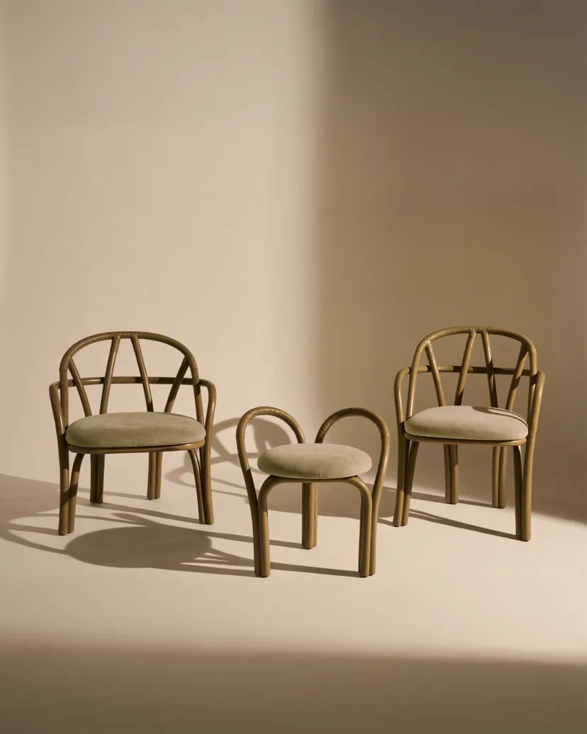 Gestoffeerde BISTRA kruk met olijfkleurige rieten basis