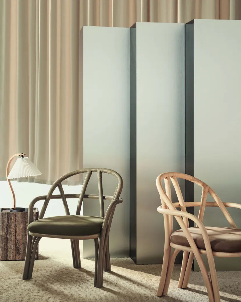 BISTRA fauteuil gestoffeerd met een olijfkleurige rotan basis