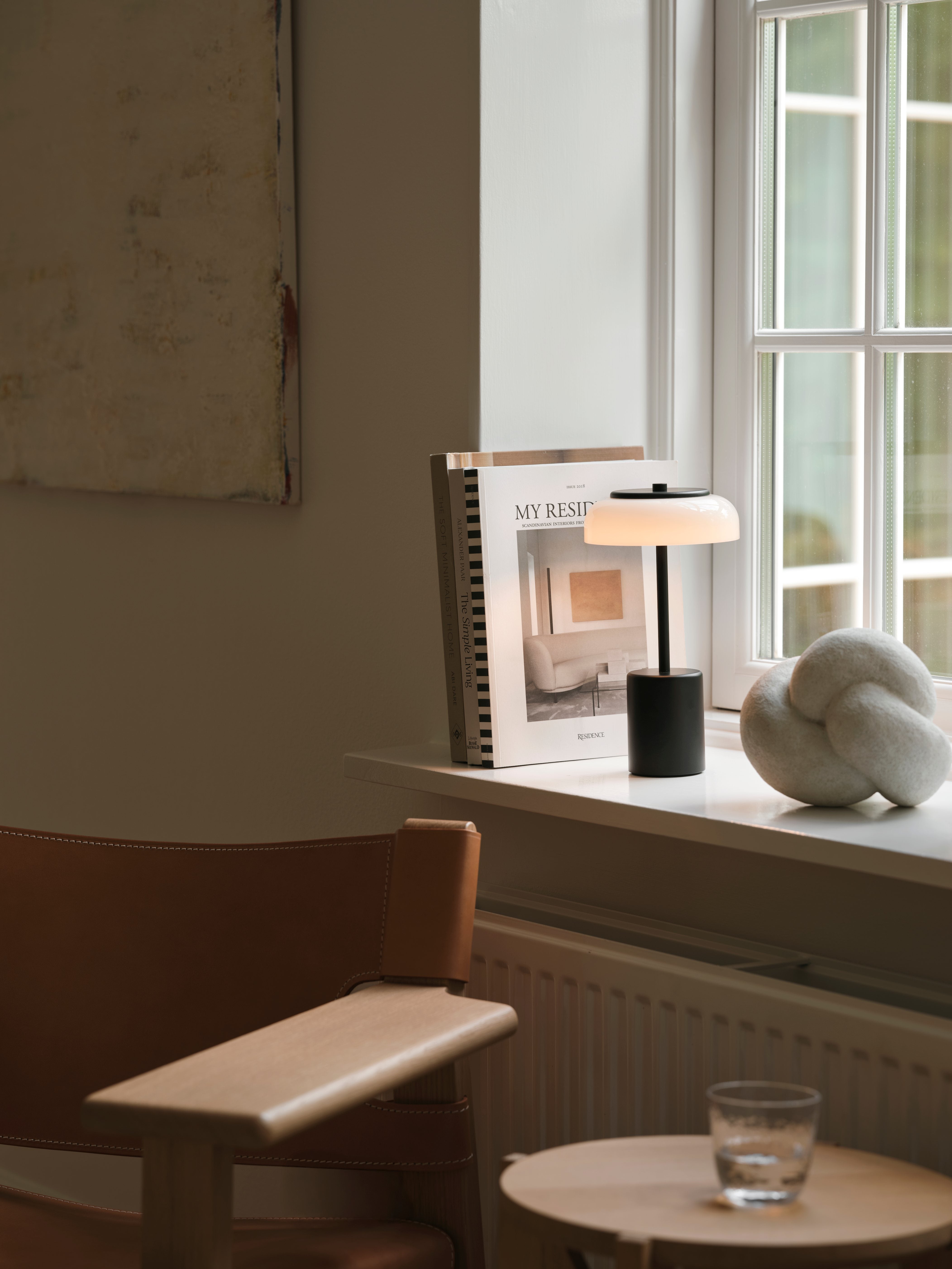 Draagbare lamp BLOSSI zwart met opaalglas