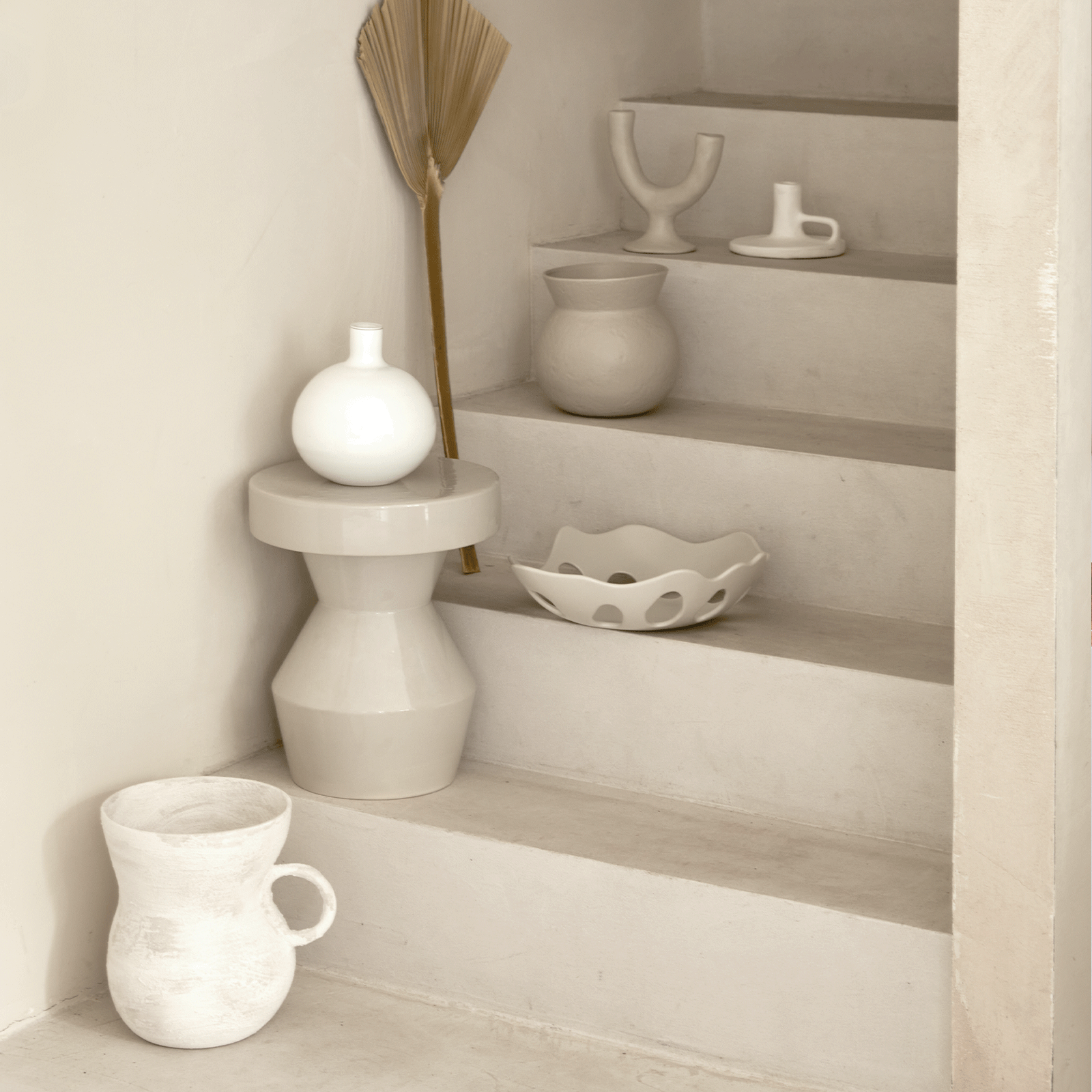 SCULPTURAL Beistelltisch cremefarbene Keramik