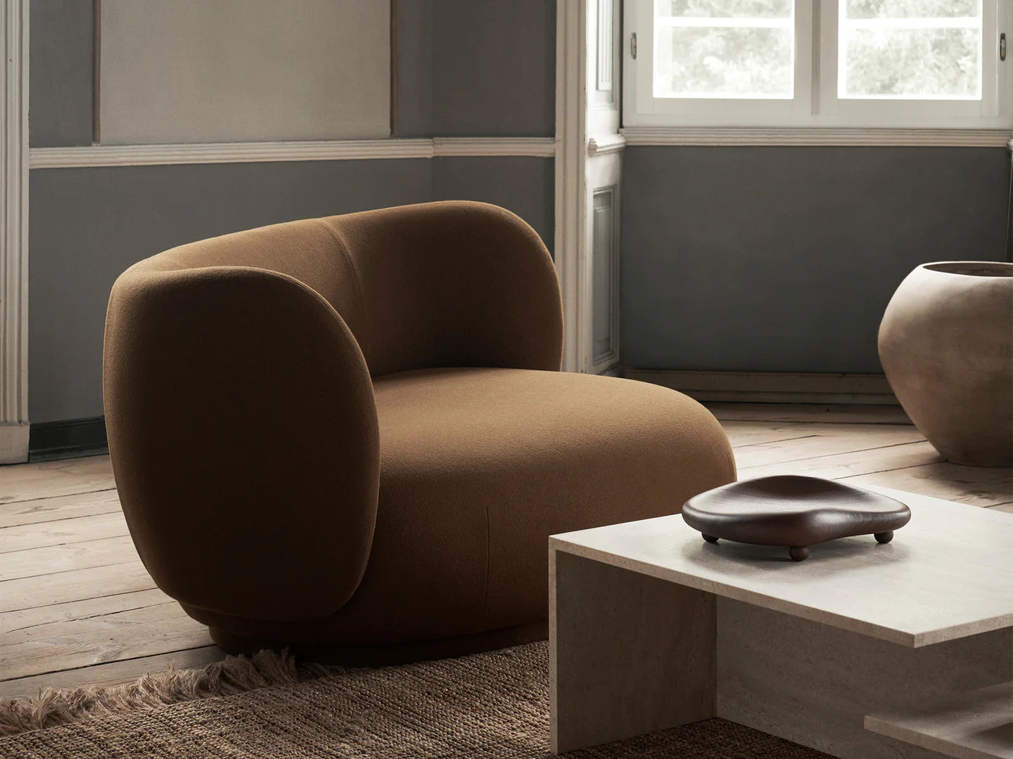 Kanapa prawostronna RICO CURVE Boucle złamana biel – ferm LIVING