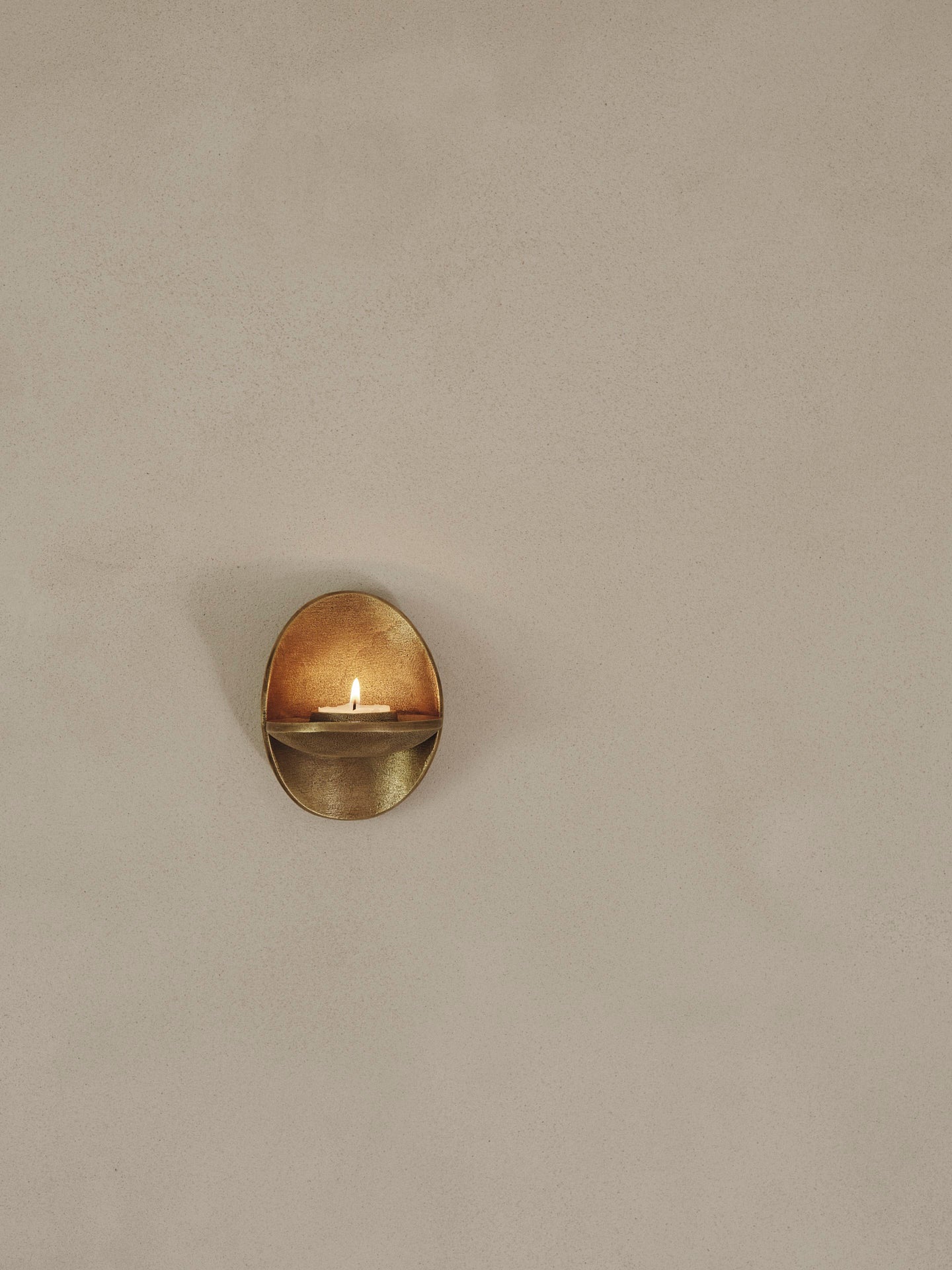 Świecznik ścienny AGAPÉ TEALIGHT mosiężne wykończenie – mosiądz, ferm LIVING