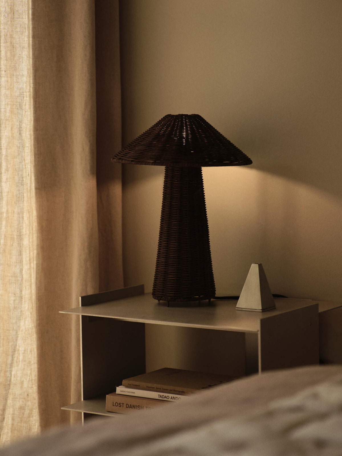 Lampa stołowa DOU ciemnobrązowy – ujęcie 2