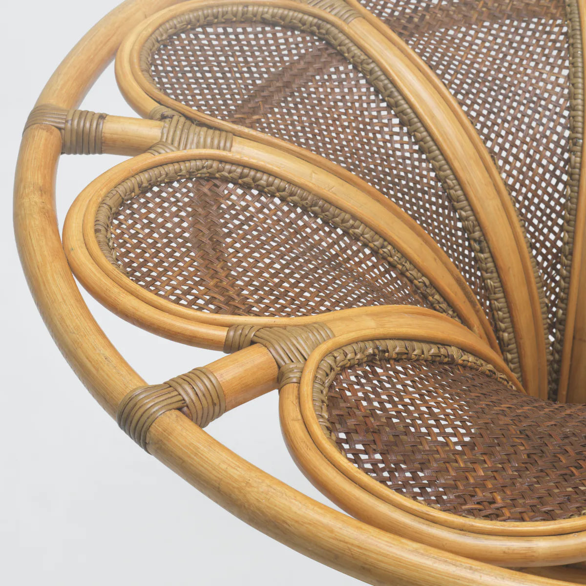 COLONY round rattan table