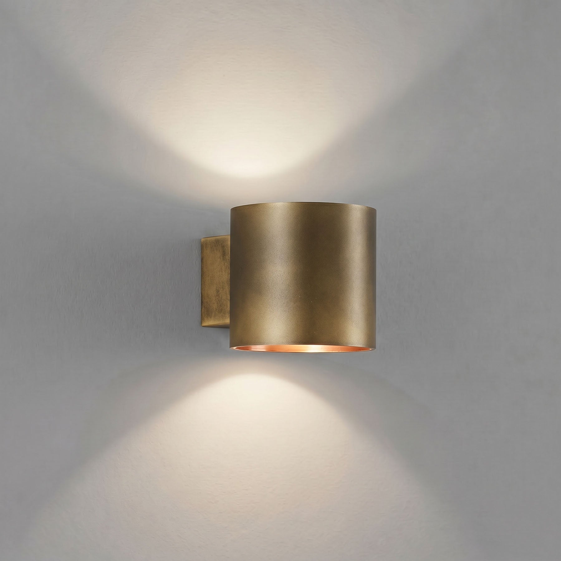 Wandlamp TUBE geborsteld messing
