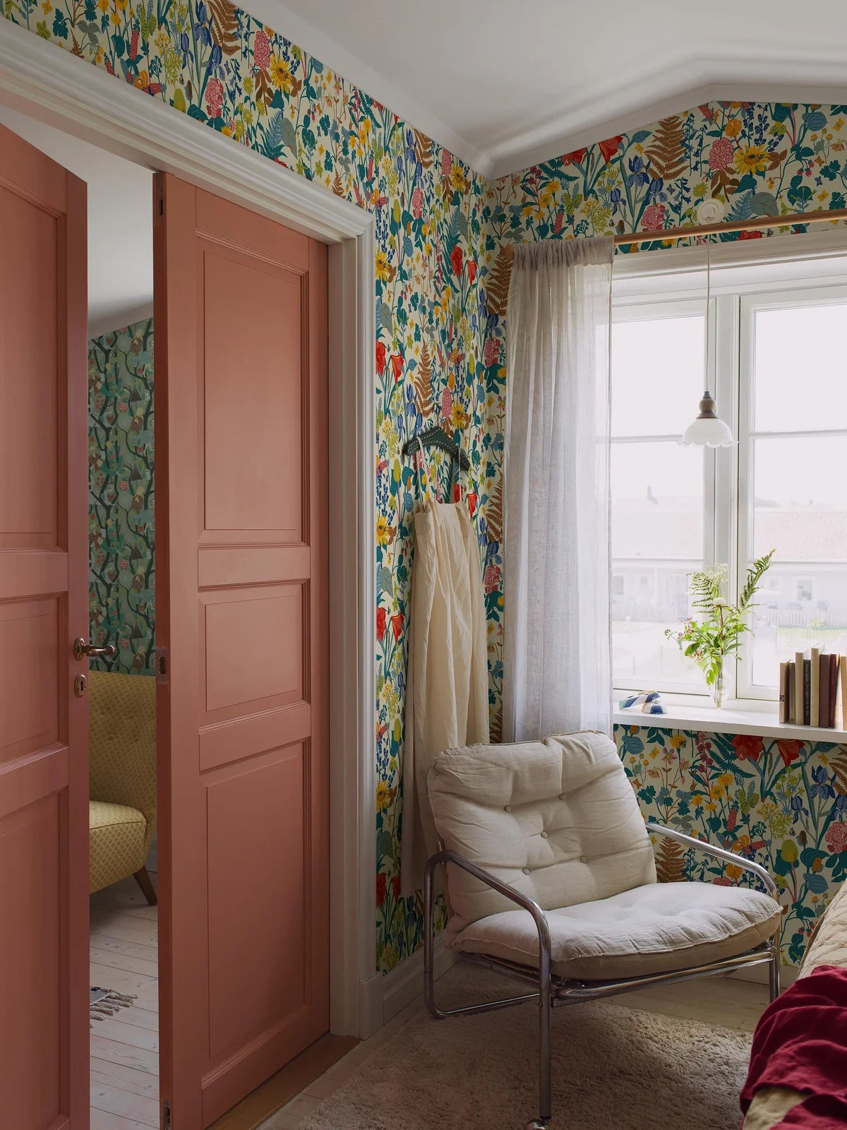 Beige STUGRABATT Wallpaper with Floral Motif in Blue