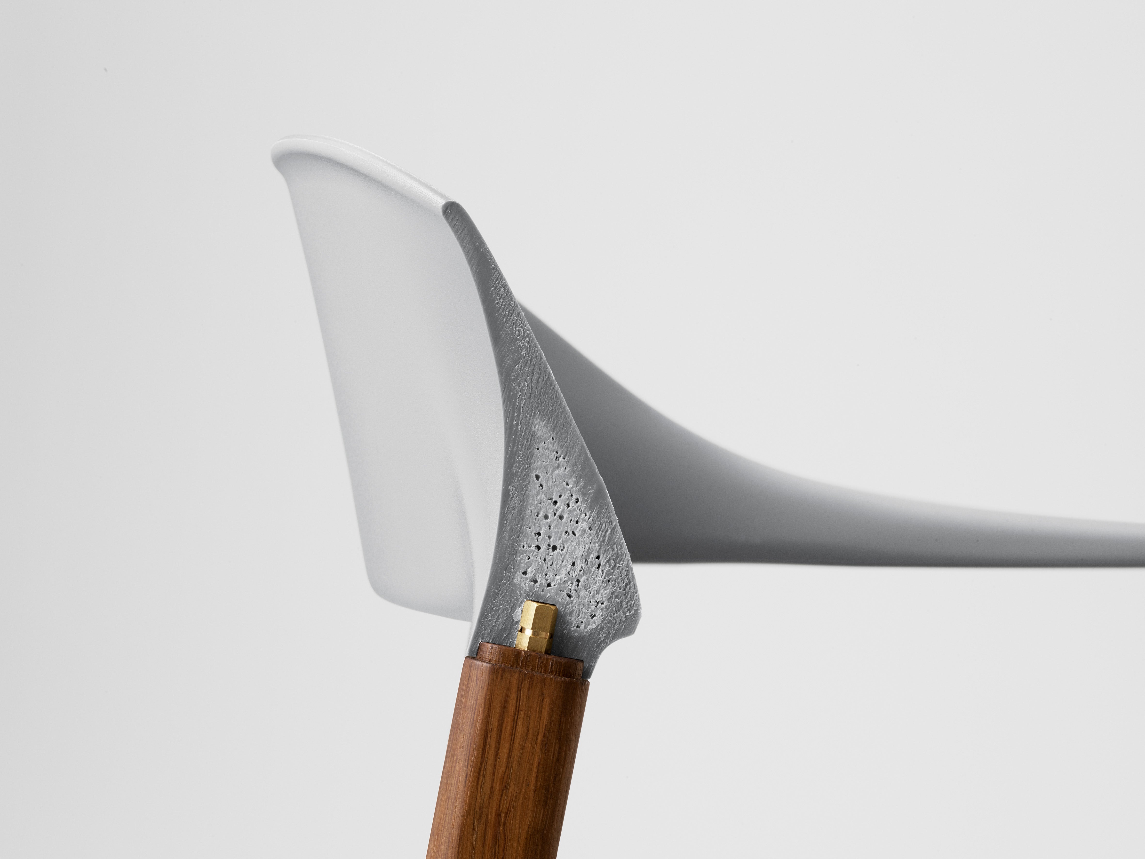 Stoel met armleuningen HERIT zwart met zwarte eiken basis