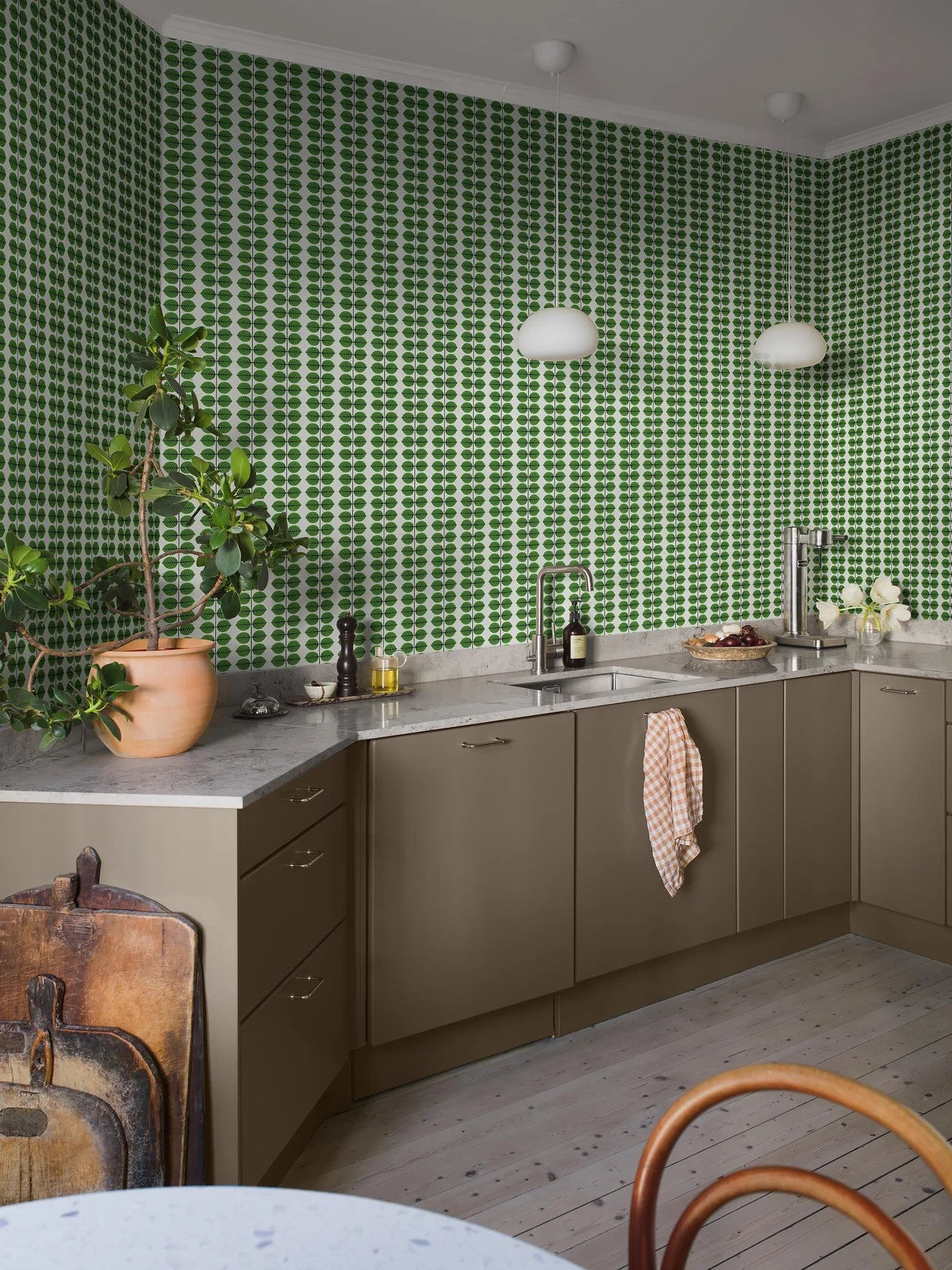 BERSÅ White Wallpaper with Green Leaf Pattern