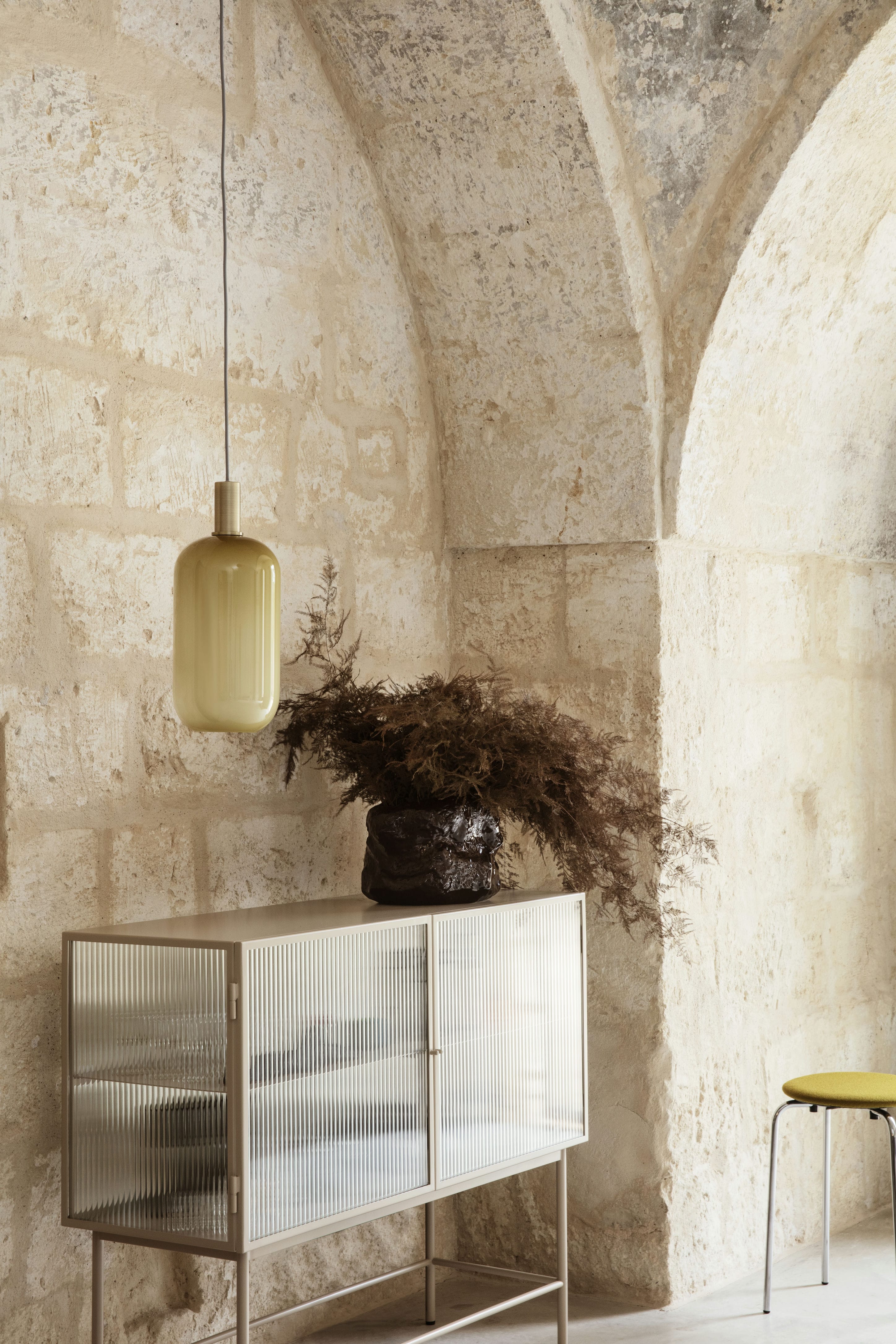 Komoda HAZE ryflowane szkło z beżową podstawą do salonu – ferm LIVING