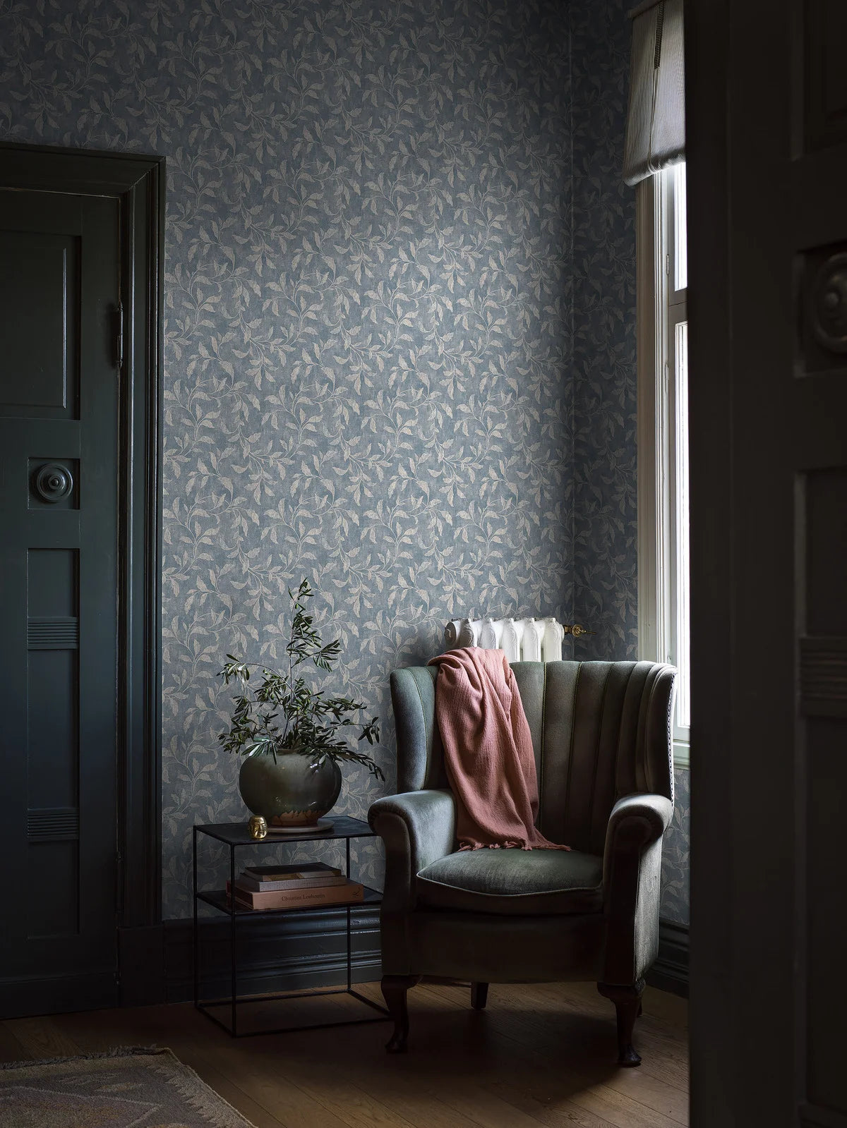 Papierbehang van vlies met een plantaardig patroon ROSEWOOD NIGHT blauw