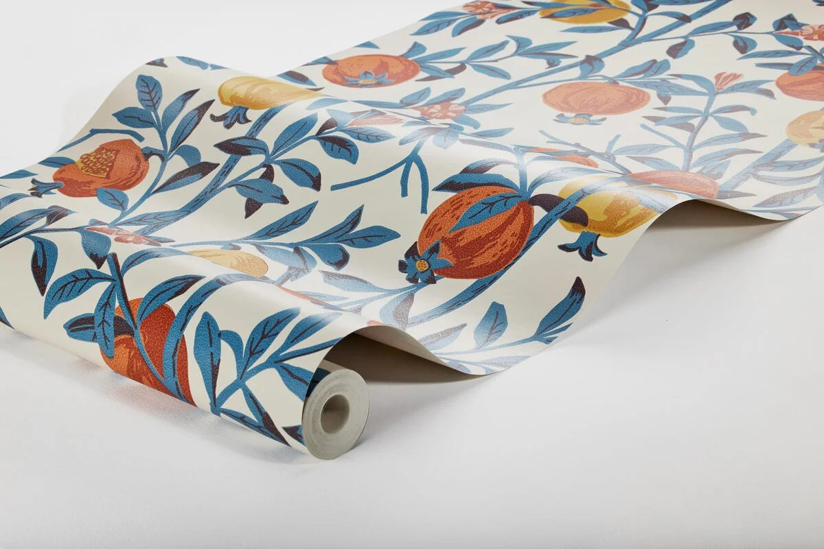 Behang met een plantaardig patroon van granaatappelvruchten wit met blauw en oranje