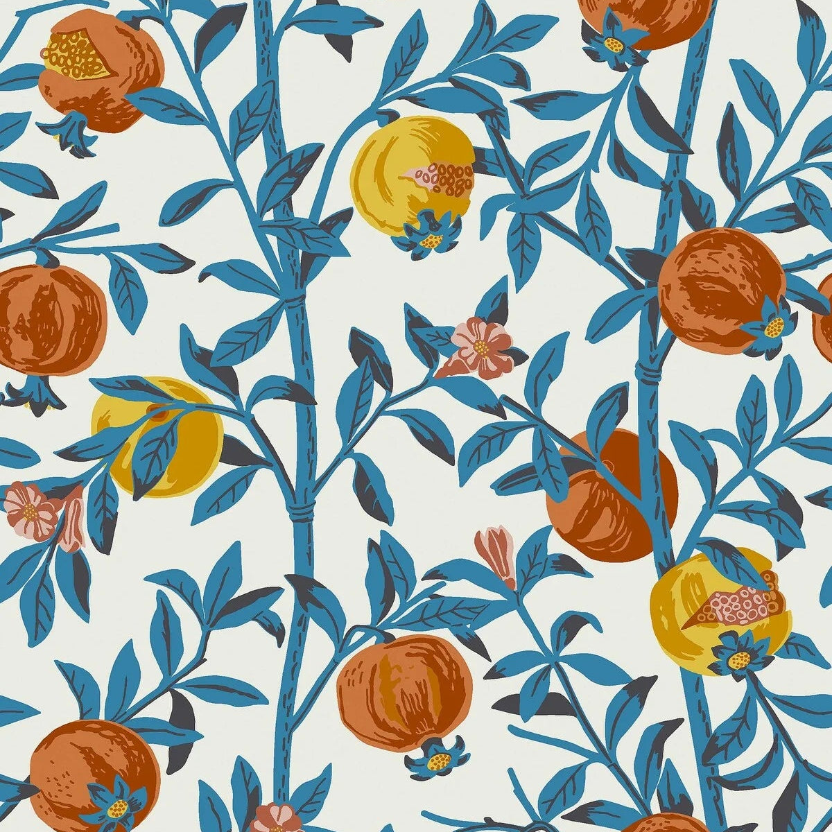 Behang met een plantaardig patroon van granaatappelvruchten wit met blauw en oranje