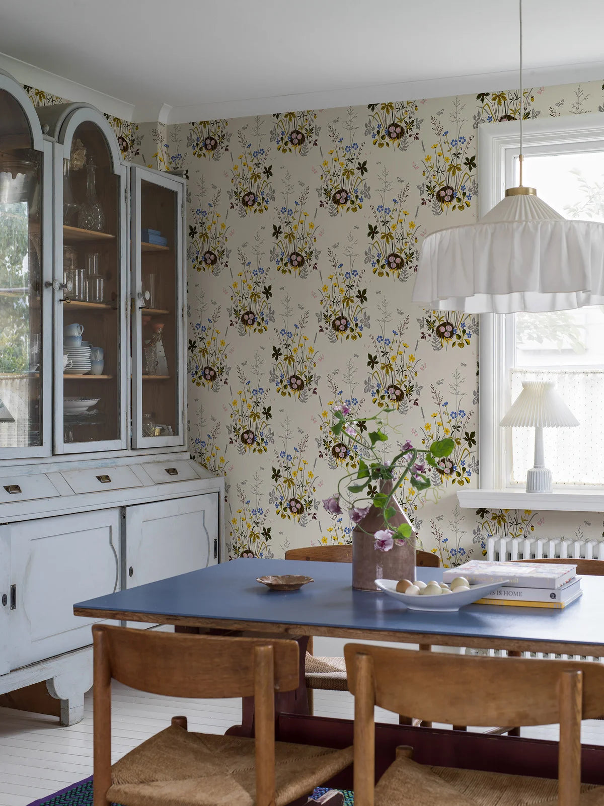 Behang met een bloemenpatroon FAGELBO crème met bruin