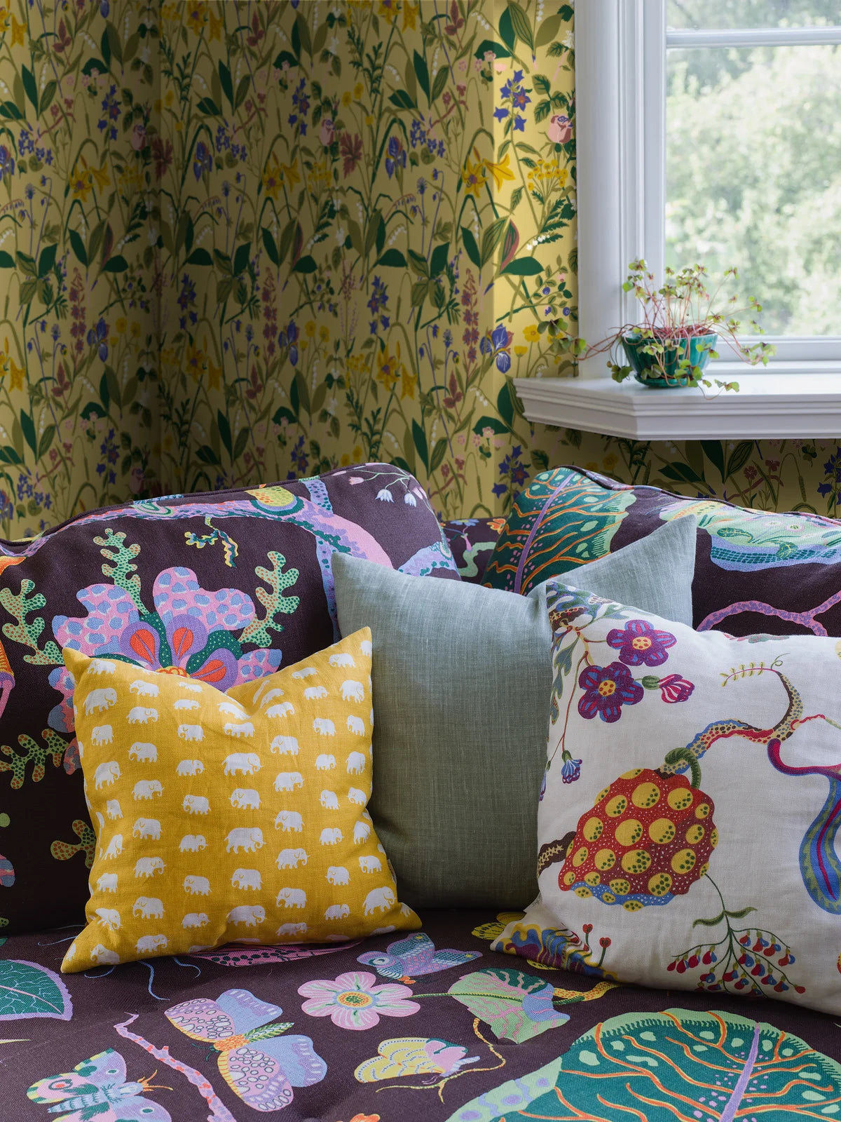 Behang met een plantaal bloemenmotief ROS OCH LILJA geel