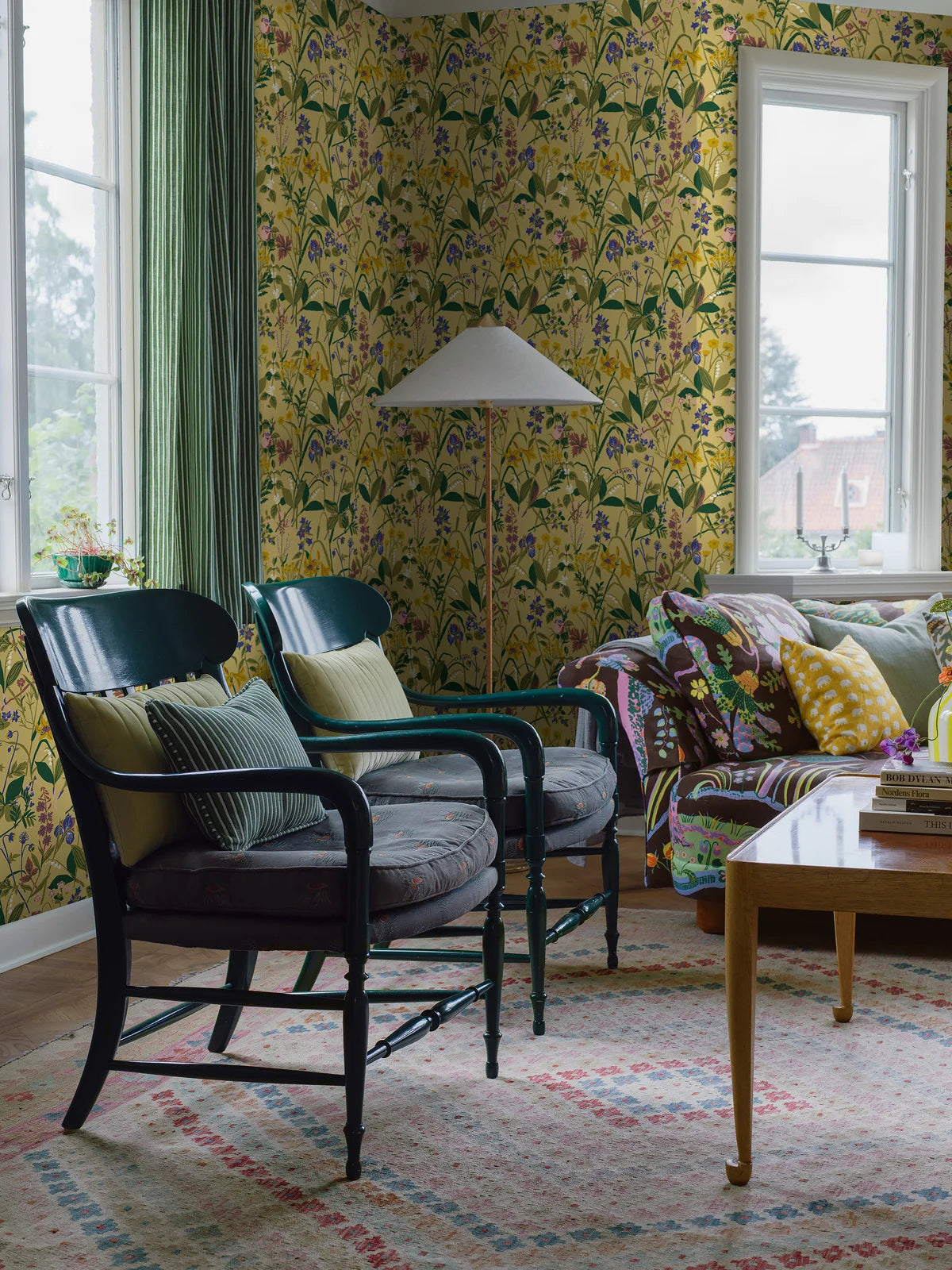 Behang met een plantaal bloemenmotief ROS OCH LILJA geel