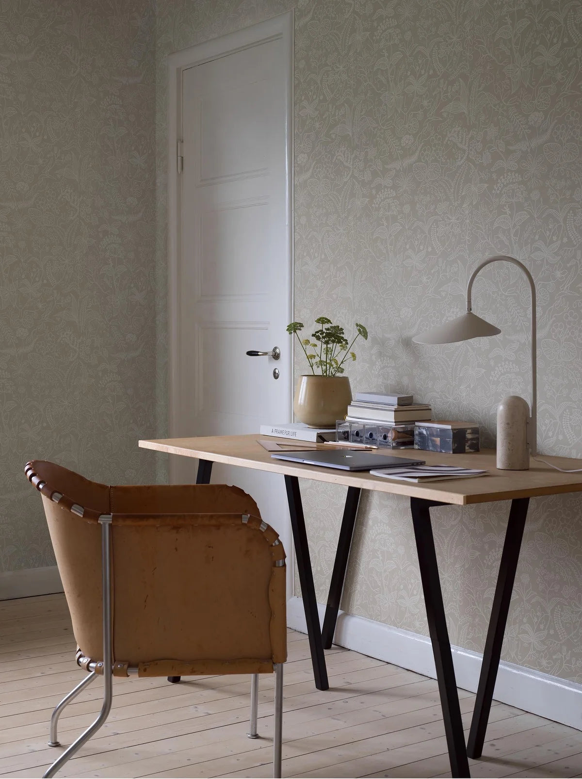 Behang met een plantaardig patroon van bloemen en bladeren GRAZIA grijs met wit