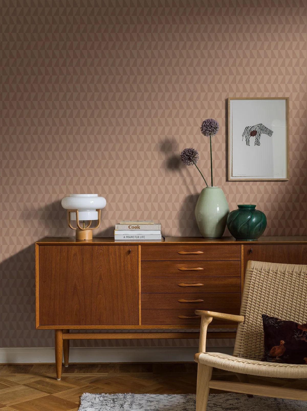 Non-woven paper wallpaper with geometric pattern TRAPEZ dirty pink with beige