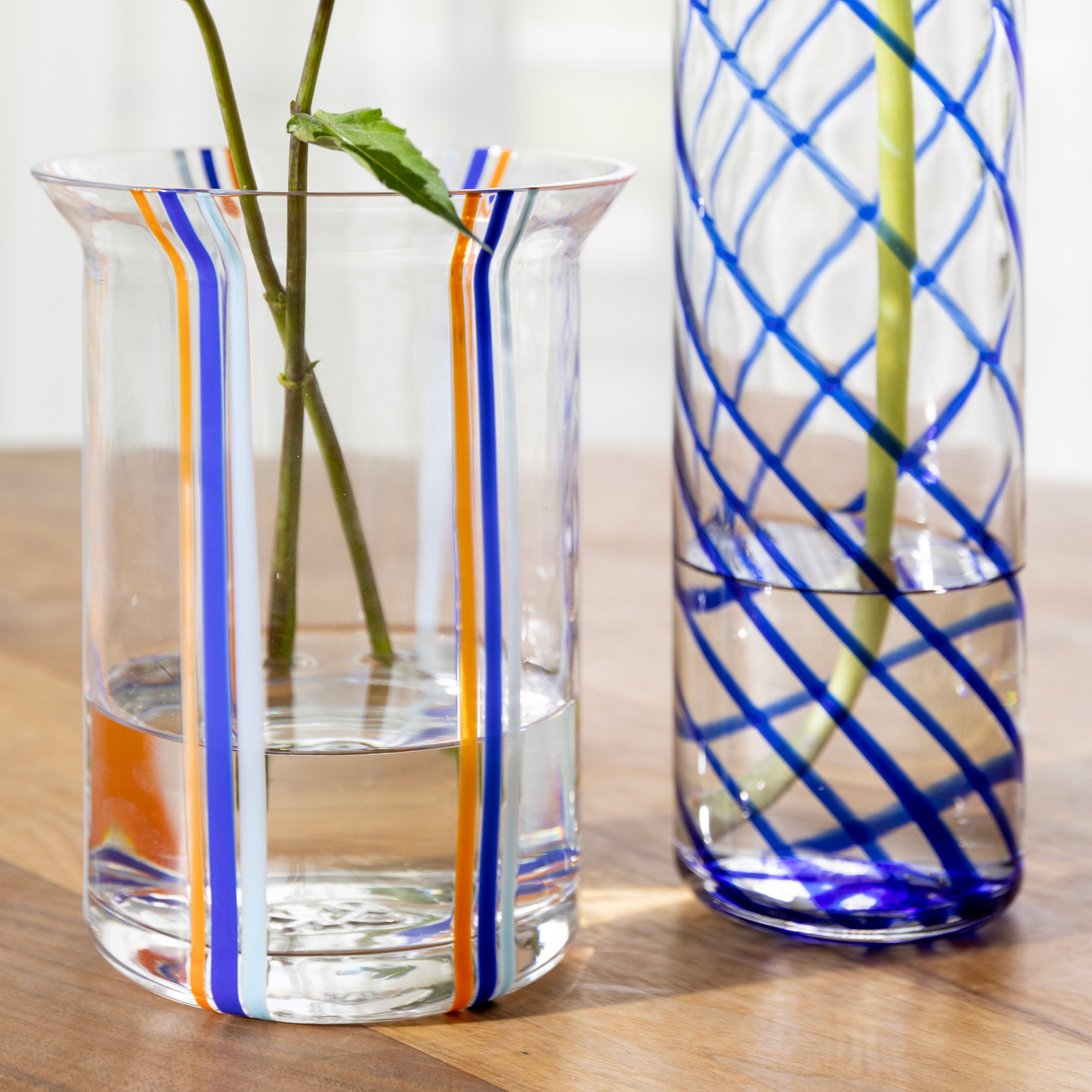 Vase YOGU STRIPE transparent mit Blau und Orange