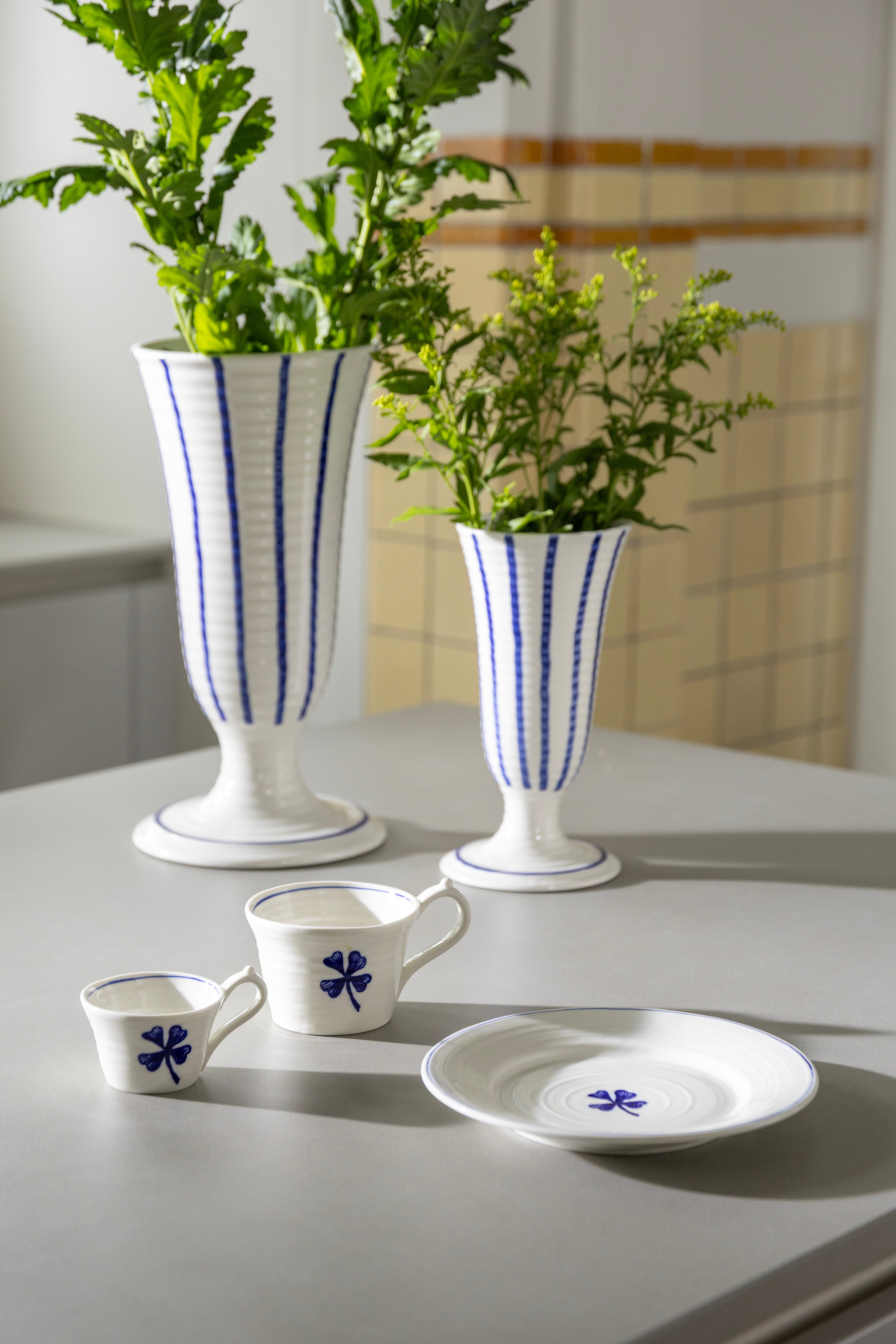 Wazon ANOUK LILIUM biały z niebieskim, marka &k Amsterdam