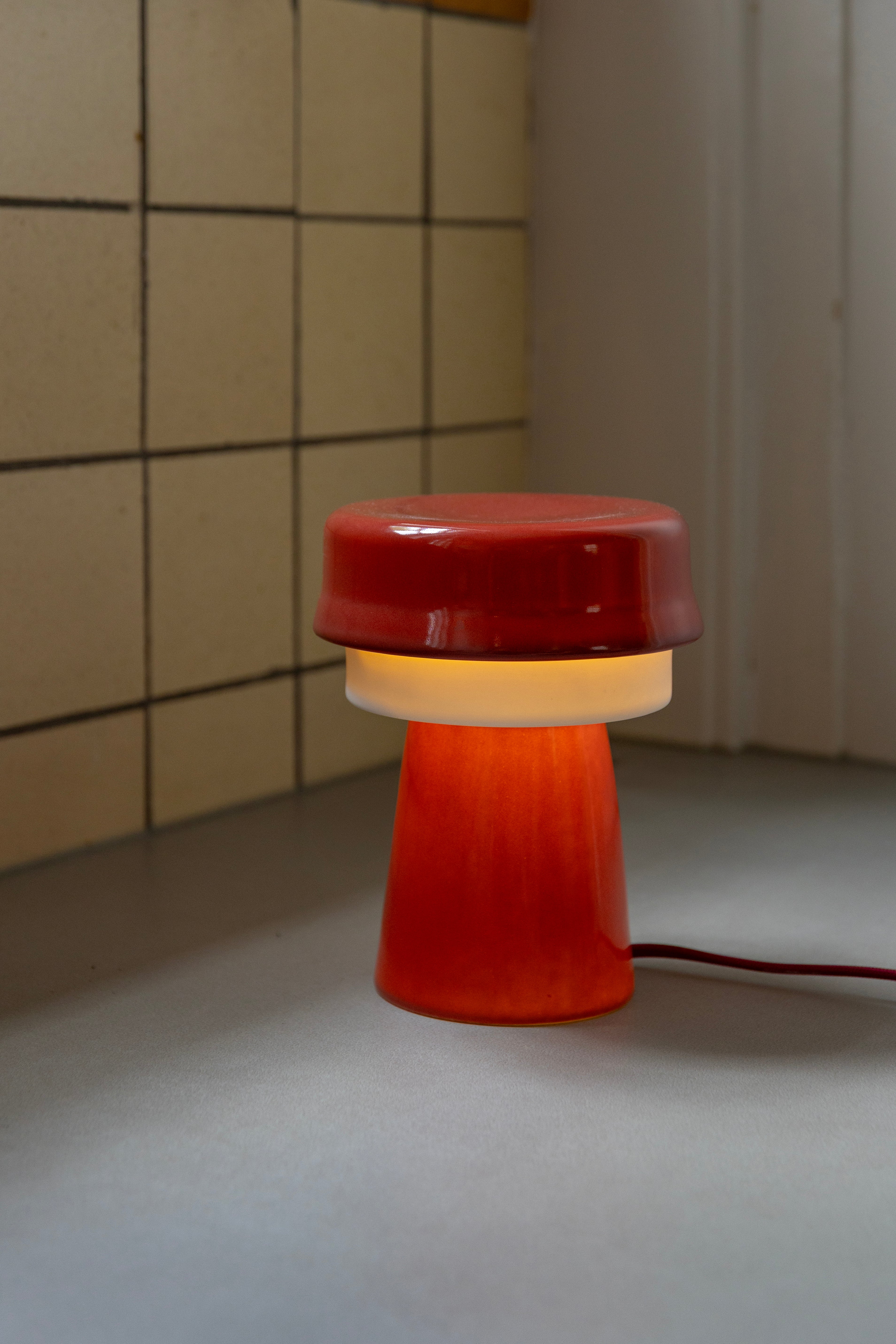 Tischlampe HAT burgunderrot mit Weiß