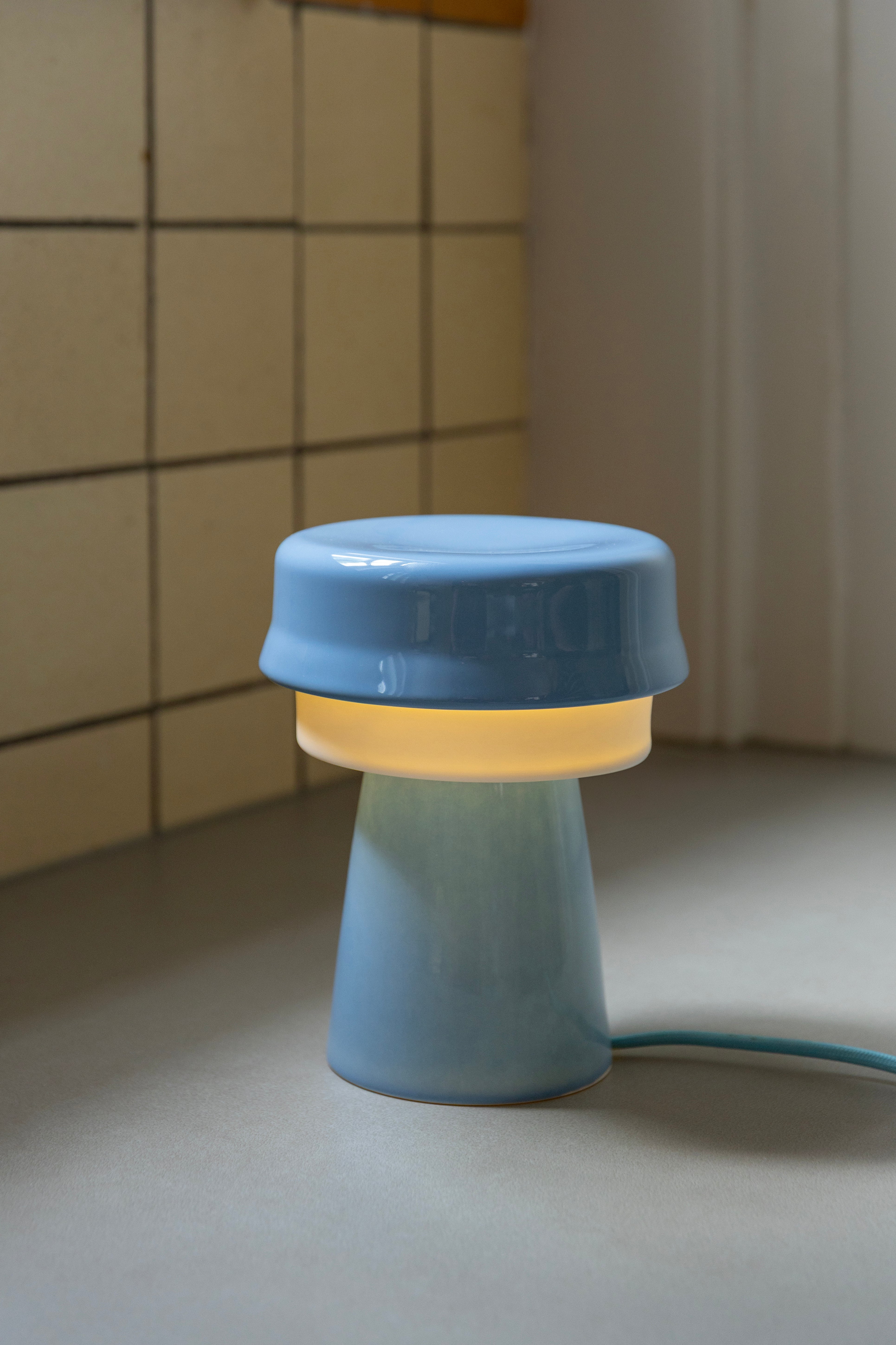 Tischlampe HAT blau mit Weiß