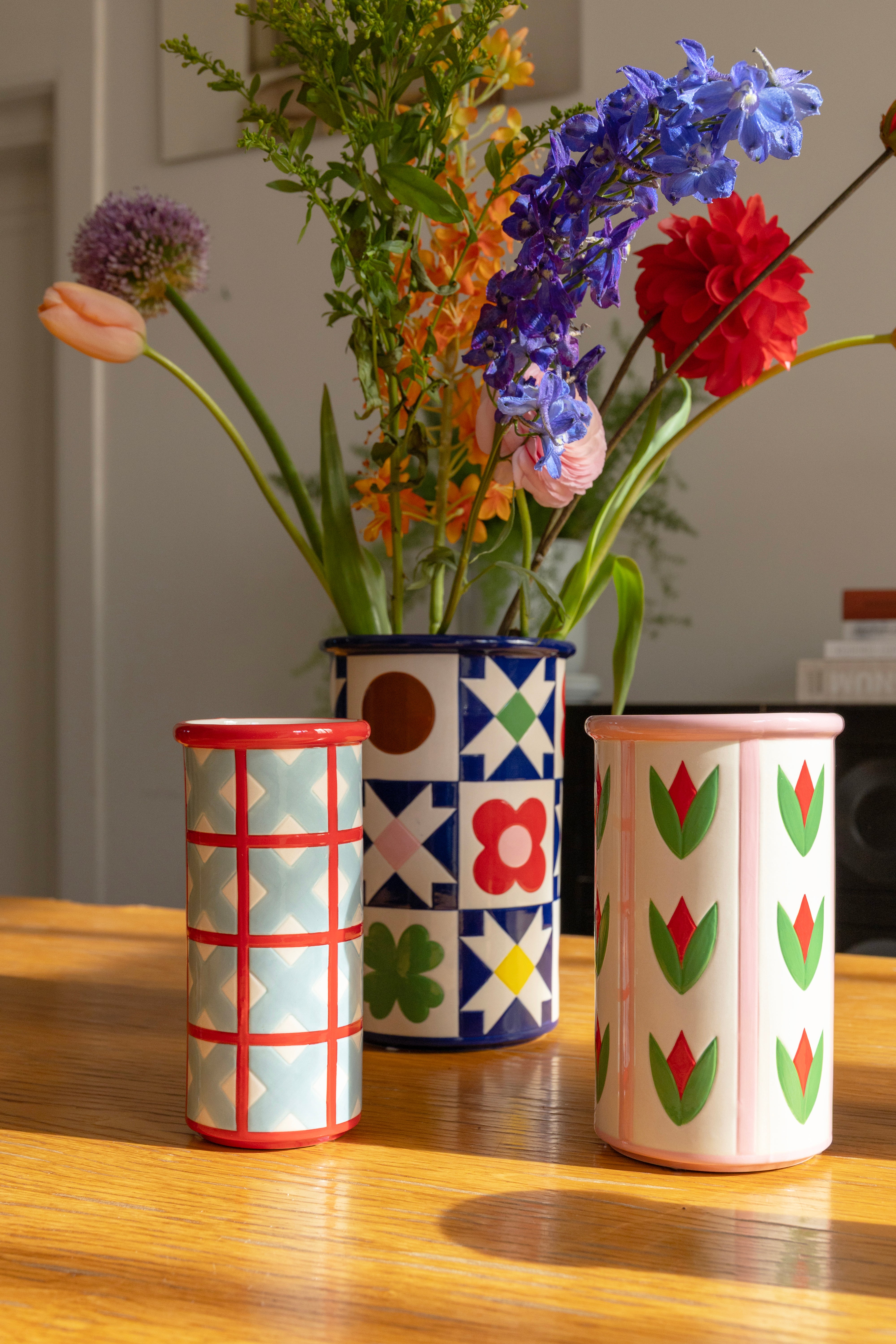 Vase PATCH TULPE weiß mit rosa und grün