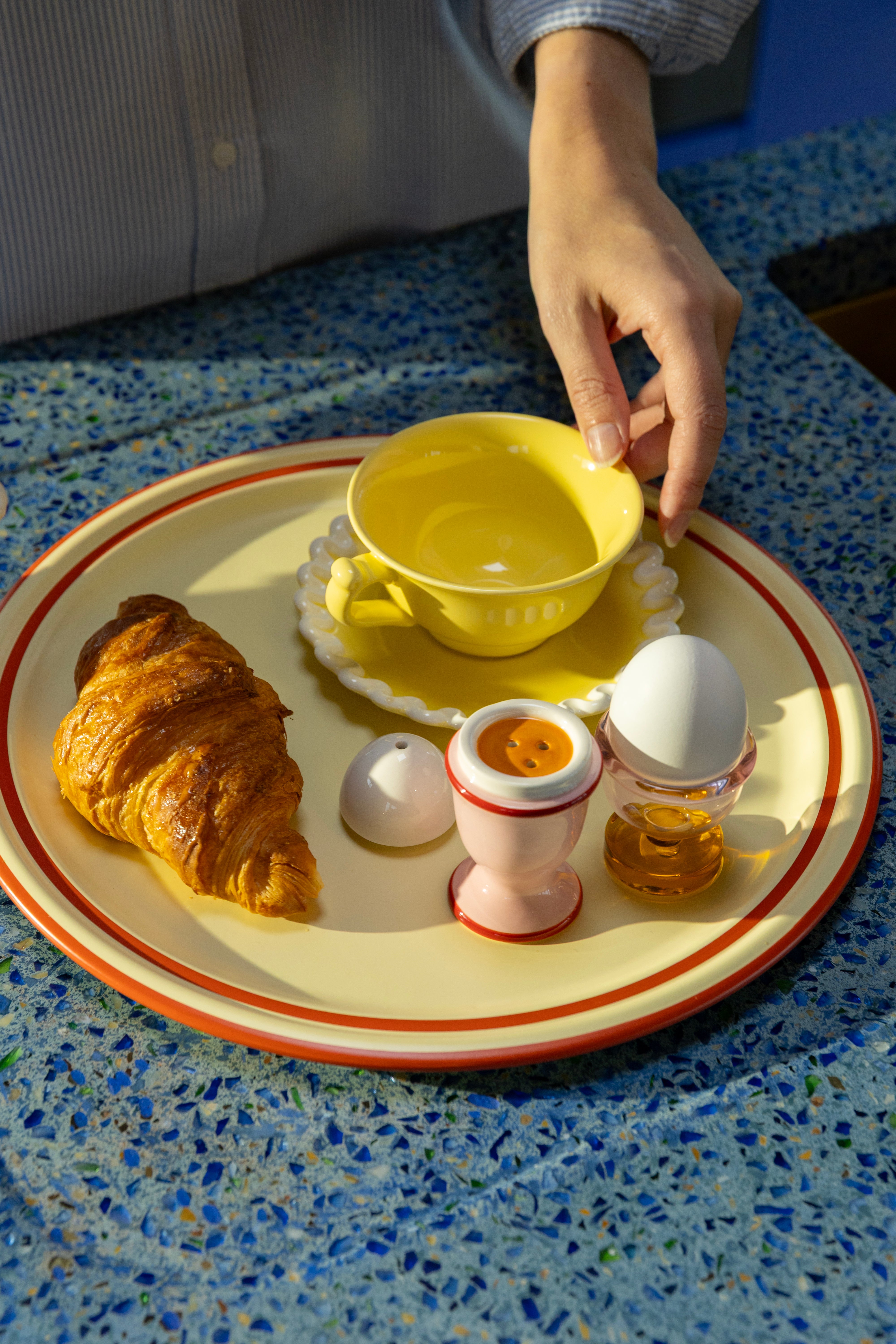 Zout- en peperstel EGG roze met rood en wit