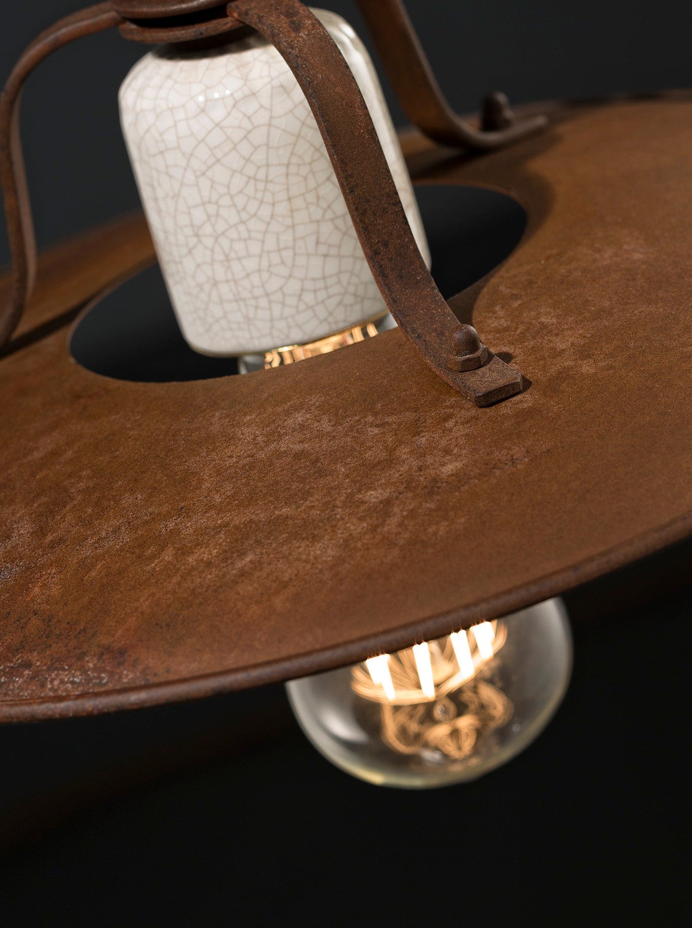 Kinkiet ceramiczno-żelazny GRUNGE rdzawy z kremowym efektem Craquelé