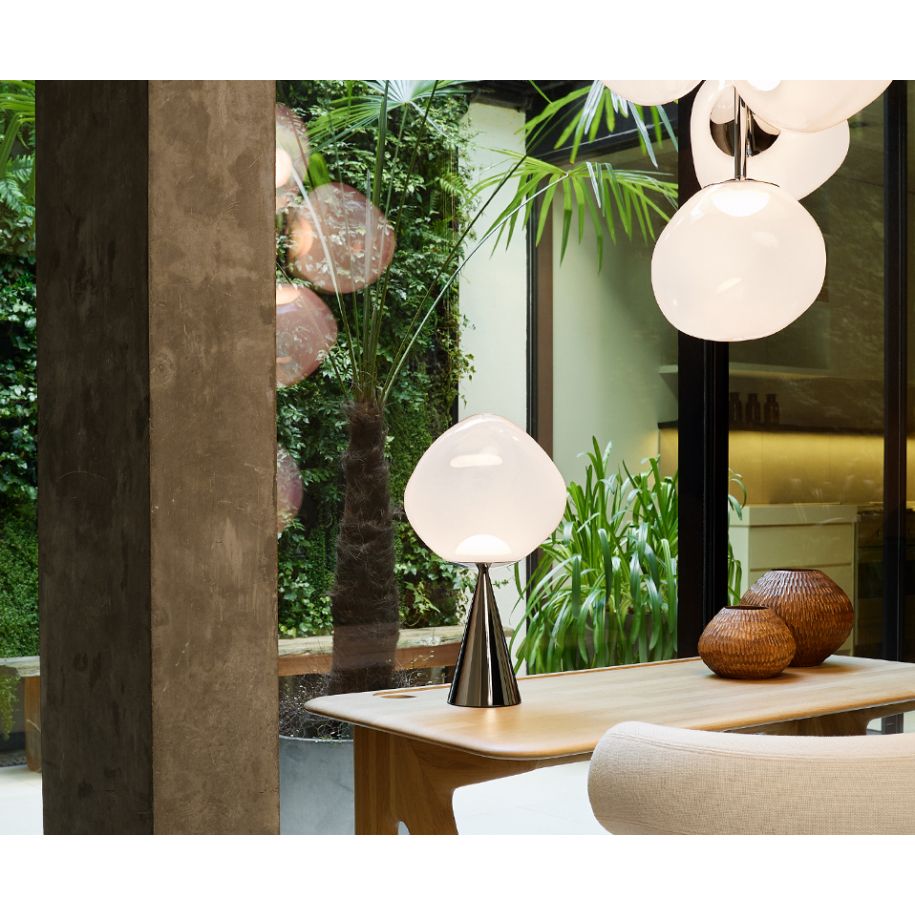 Tafellamp MELT opaliserend met zilveren voet