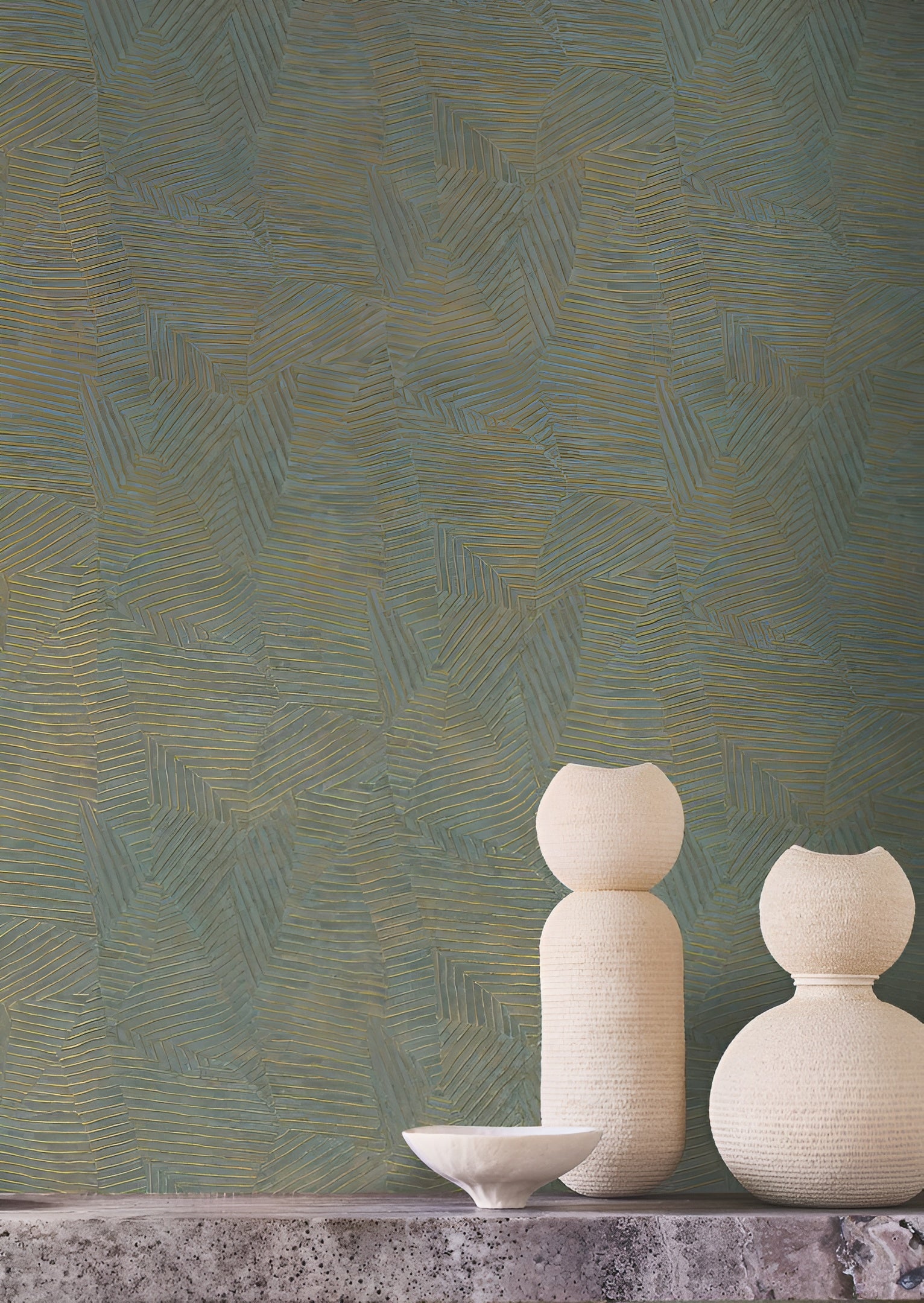 Metallic wallpaper with a geometric leaf pattern LORE - VERT IMPÉRIAL DORÉ green with gold
