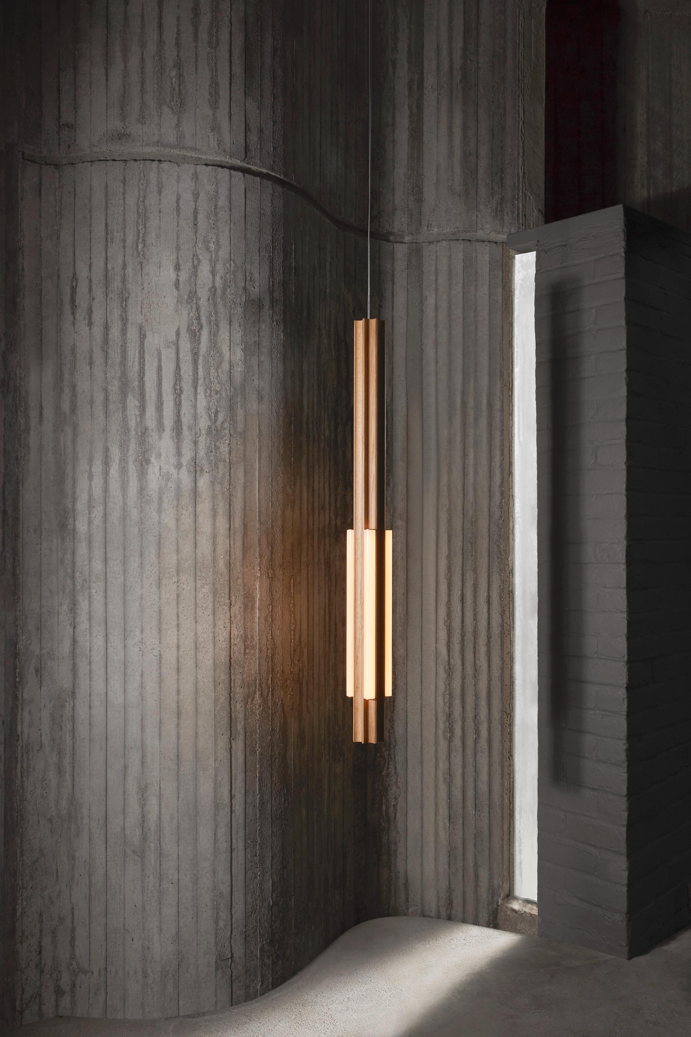 Hanglamp ALTAR TALL van eikenhout met een messing afwerking