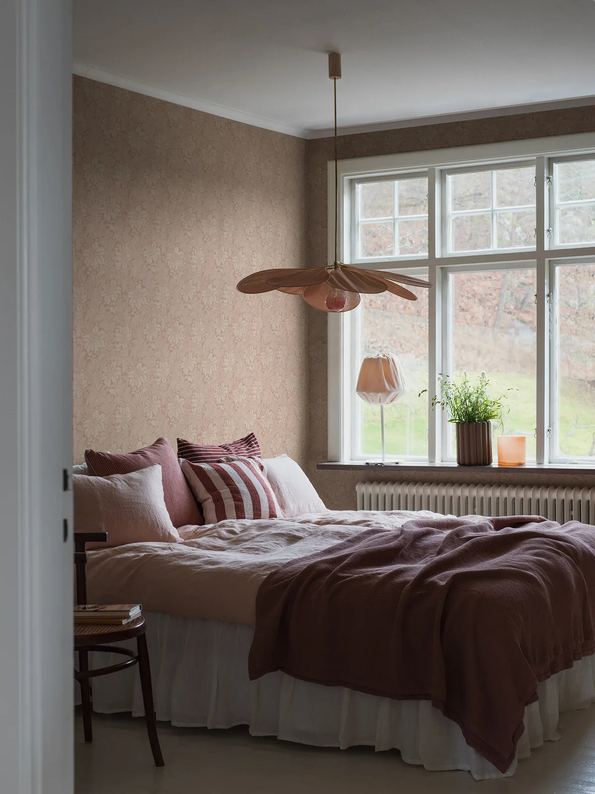 Vliesbehang met plantaal patroon ACANTHUS zalmroze