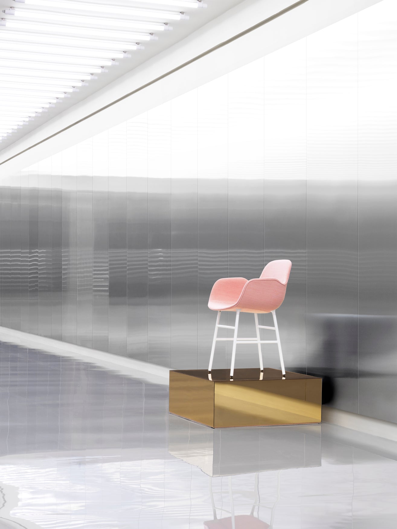 Gestoffeerde stoel met armleuningen FORM met witte basis