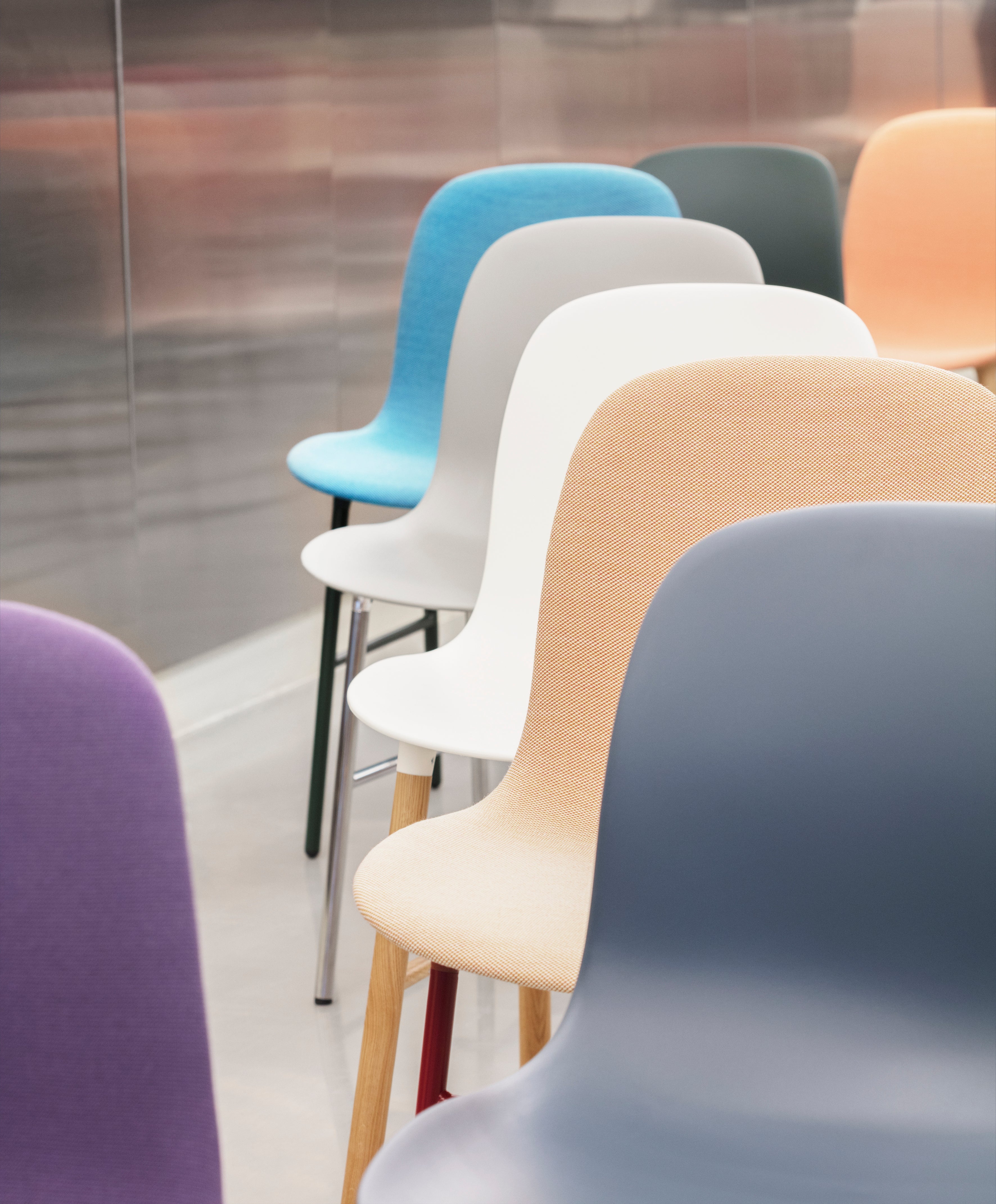 Polsterungsstuhl bildet sich mit einer Eichenbasis