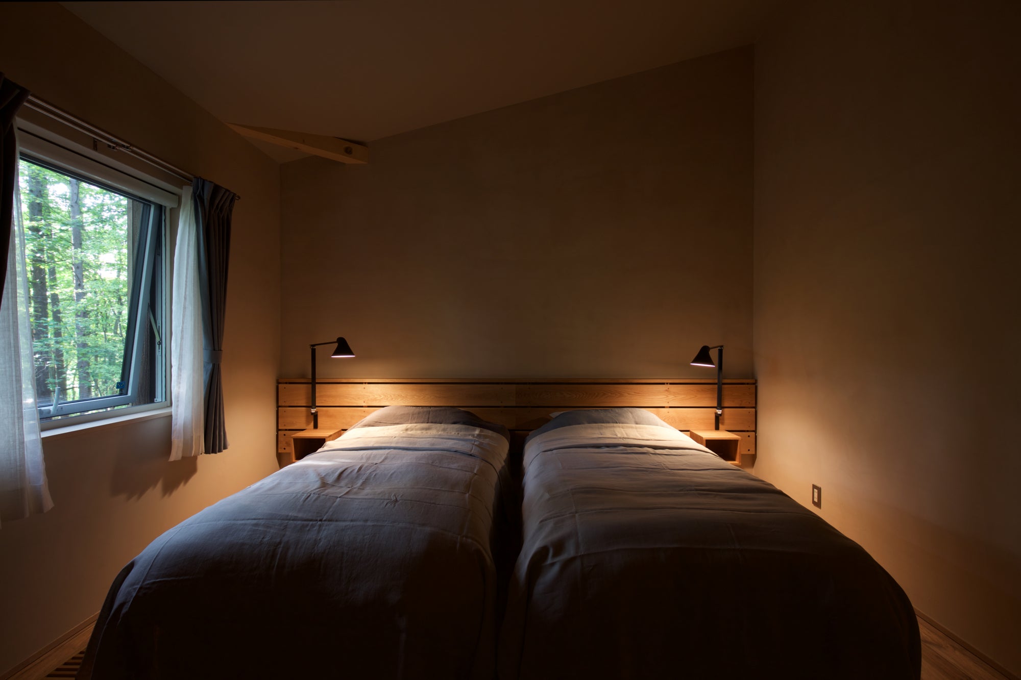 Zwarte wandlamp met verstelbare arm NJP