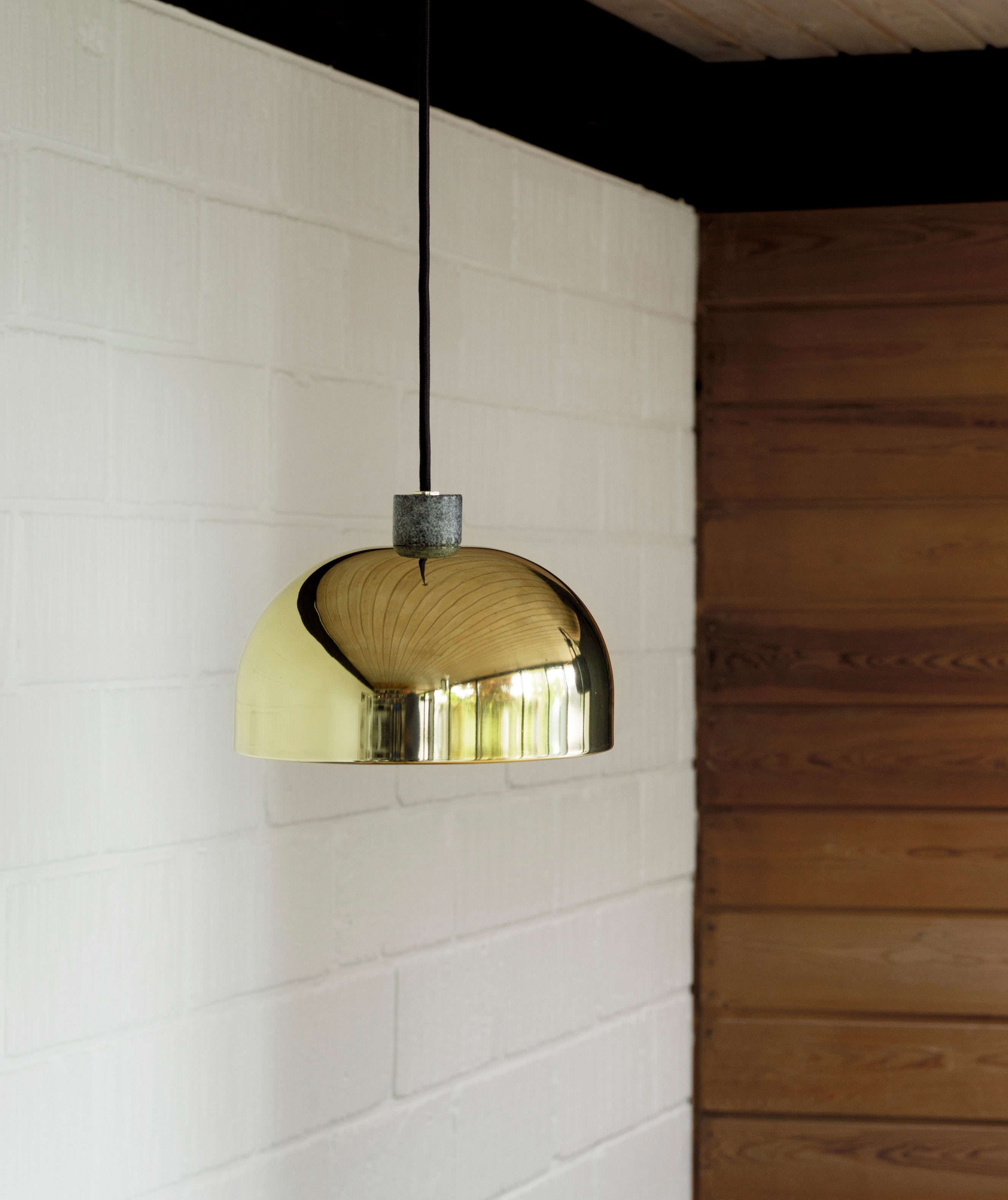 GRANT pendant lamp in gold with black granite