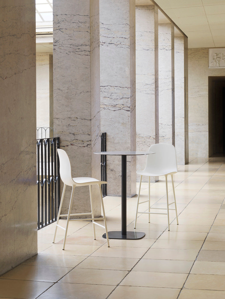 Krzesło barowe FORM szary – drewno orzechowe, Normann Copenhagen