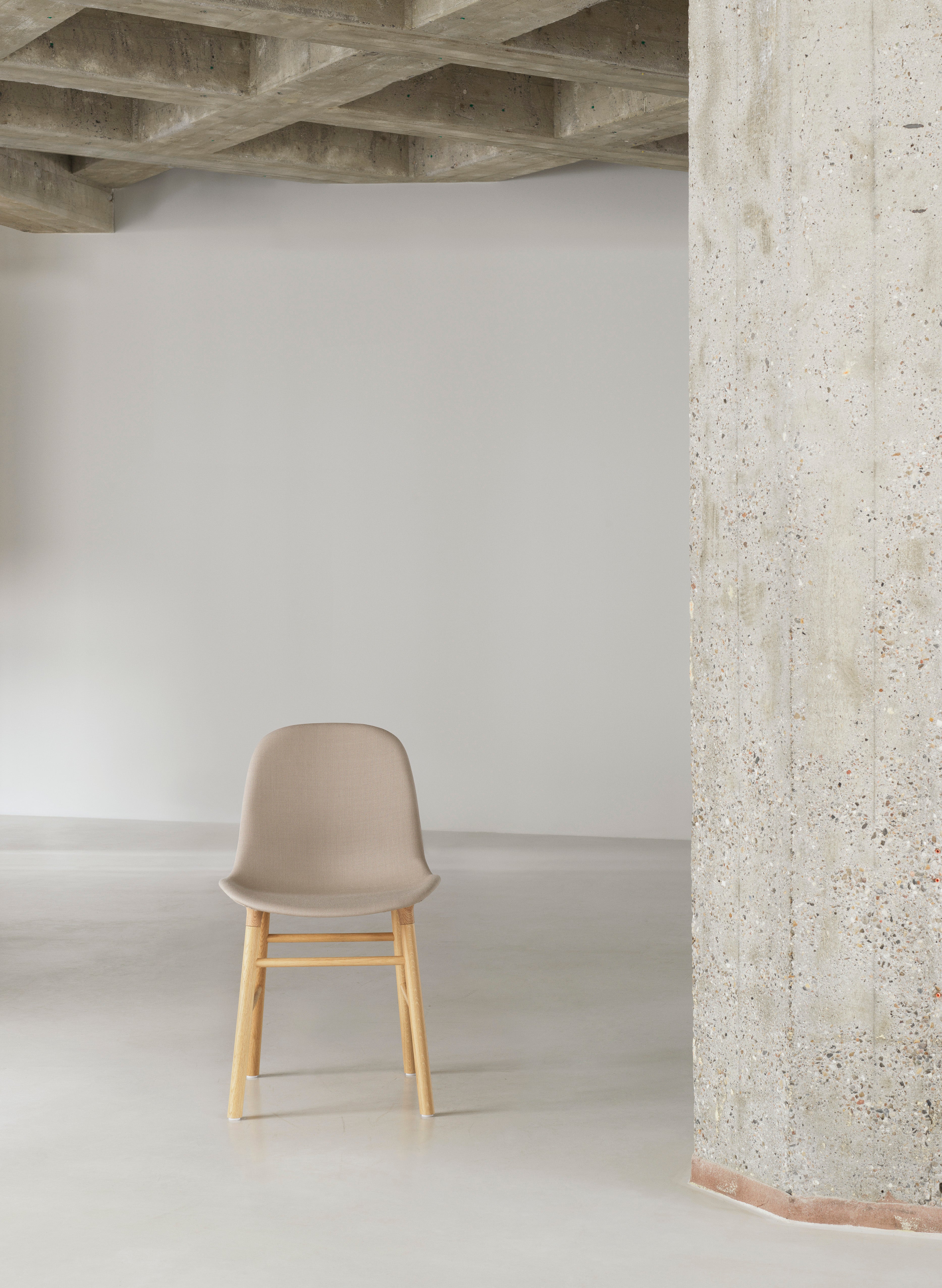 Krzesło tapicerowane FORM z orzechową podstawą do jadalni – Normann Copenhagen