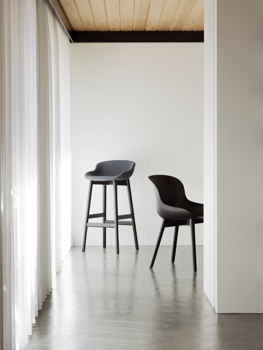 Hyg sand chair with a natural oak base