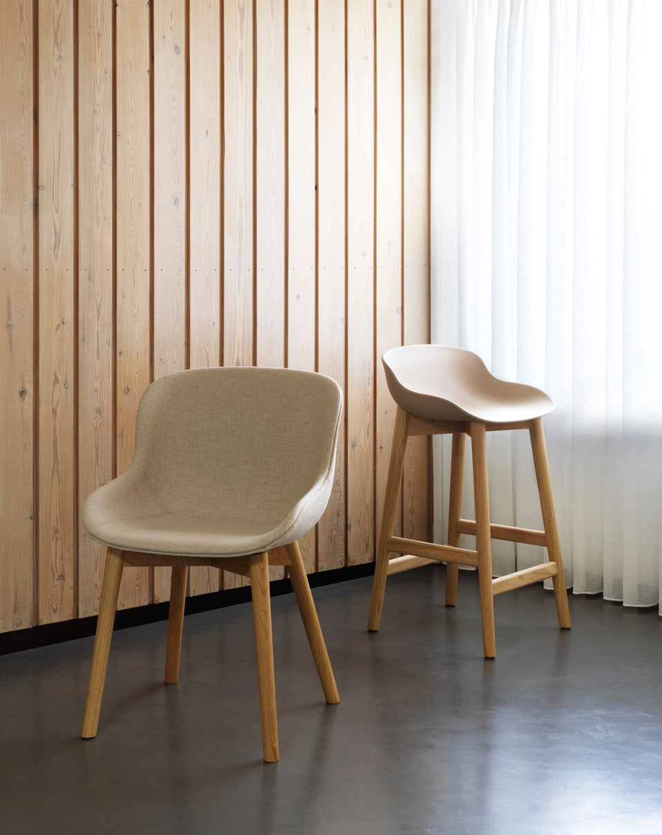 Hyg sand chair with a natural oak base